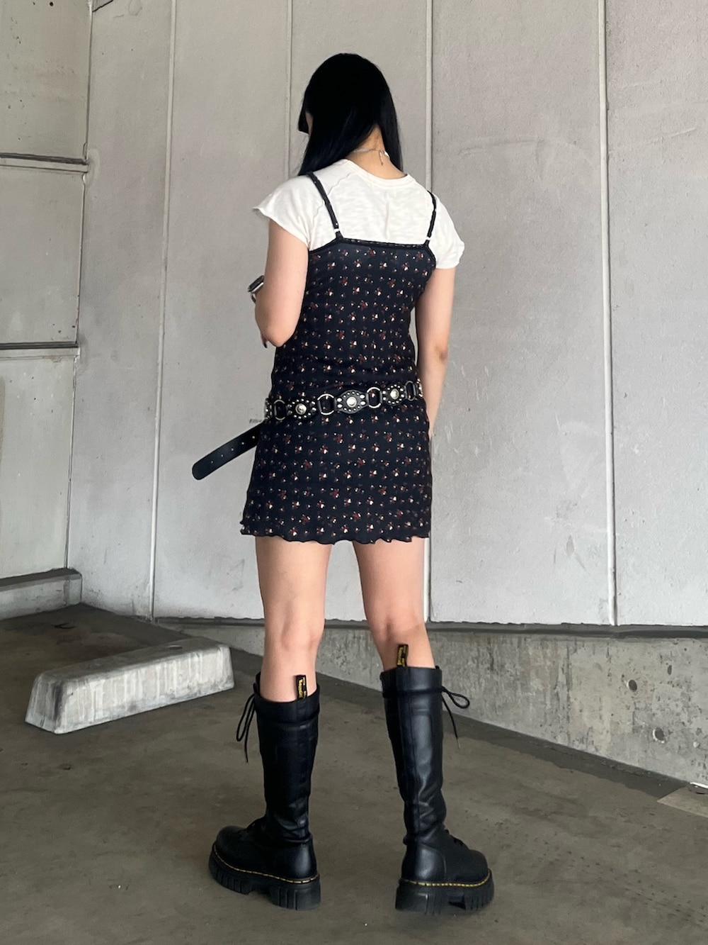 ブラック系のワンピース、ホワイト系のTシャツ/カットソー、ブラック系のベルトを着用したレディースの夏コーディネートの3枚目の写真