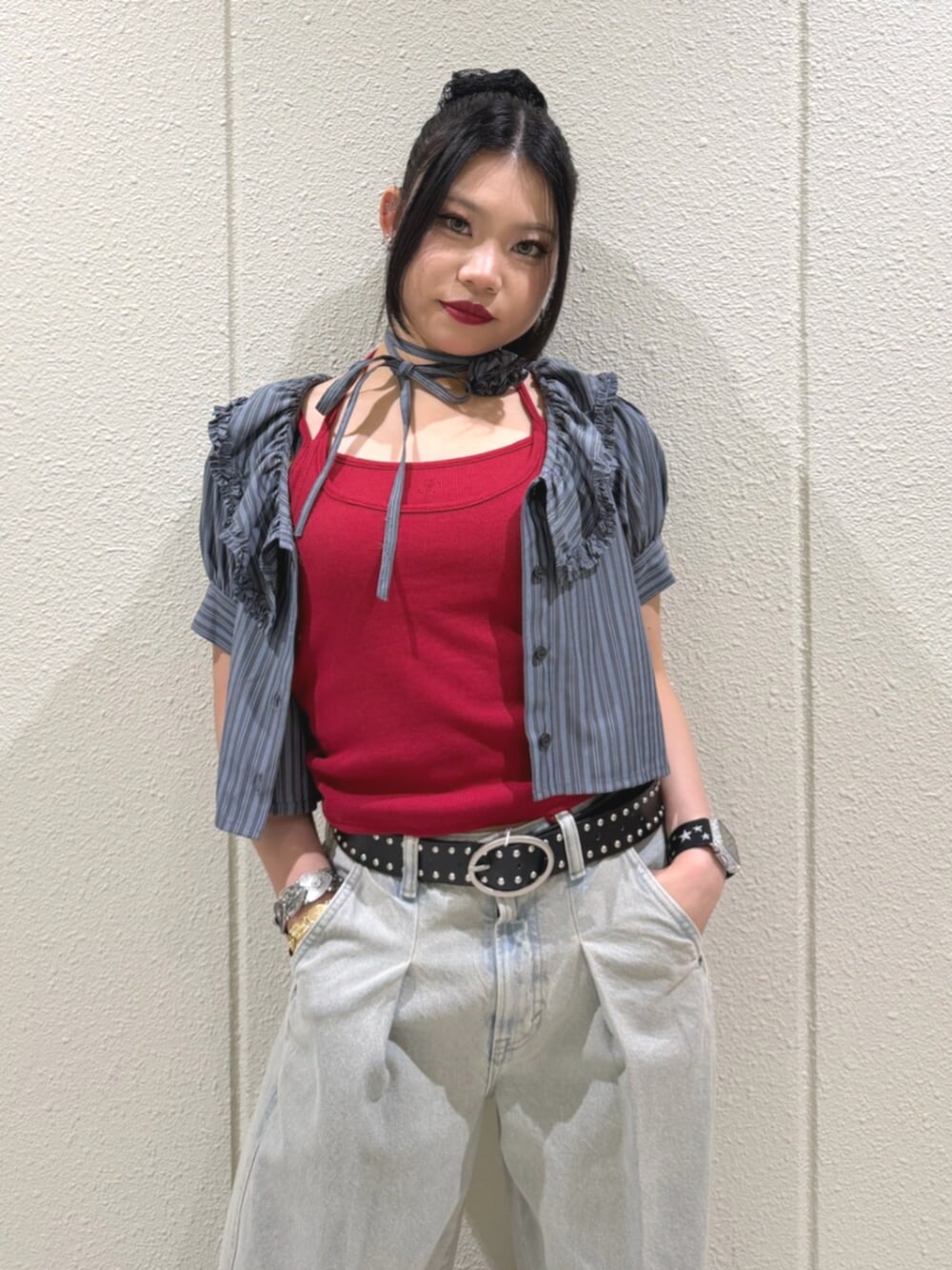 レッド系のキャミソール、ブルー系のデニムパンツ、ブラック系のシャツ/ブラウスを着用したレディースの夏コーディネートの4枚目の写真