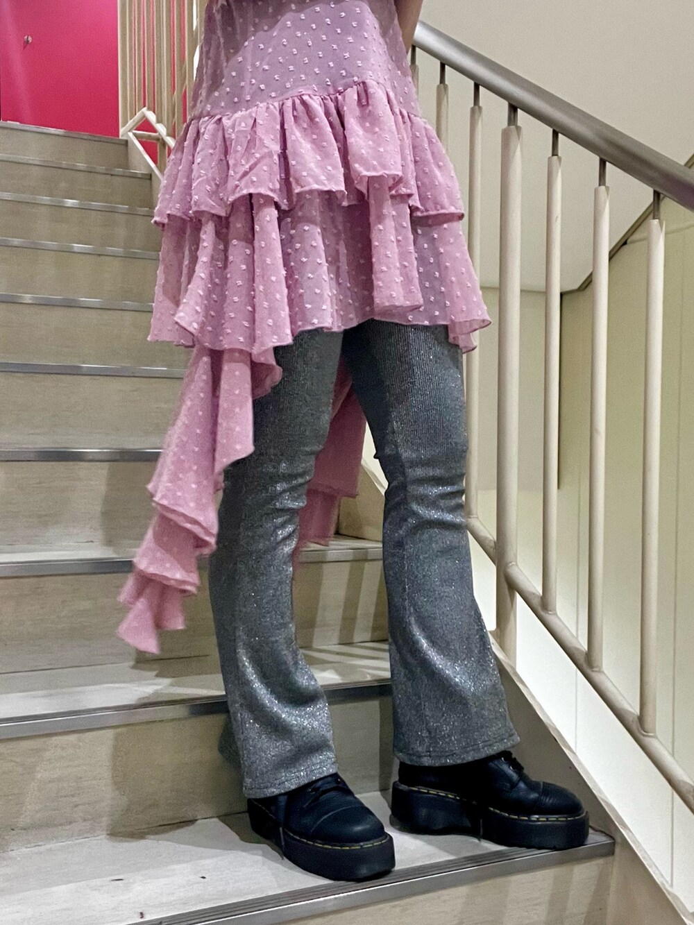 ピンク系のワンピース、シルバー系のその他パンツ、ブラック系のTシャツ/カットソーを着用したレディースの夏コーディネートの7枚目の写真