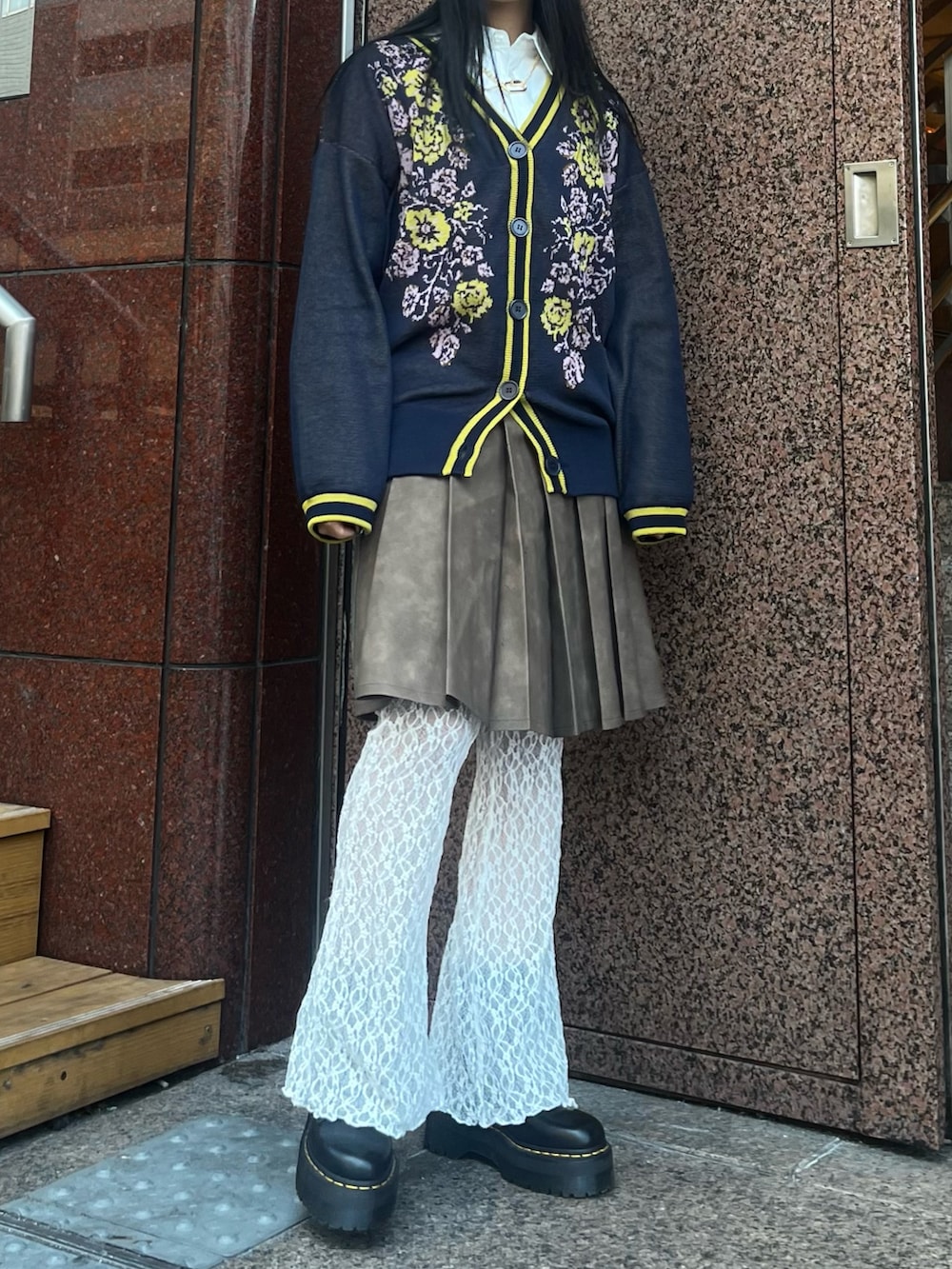 ホワイト系のその他パンツ、ブルー系のニット/セーター、ブラウン系のスカートを着用したレディースの冬コーディネートの8枚目の写真