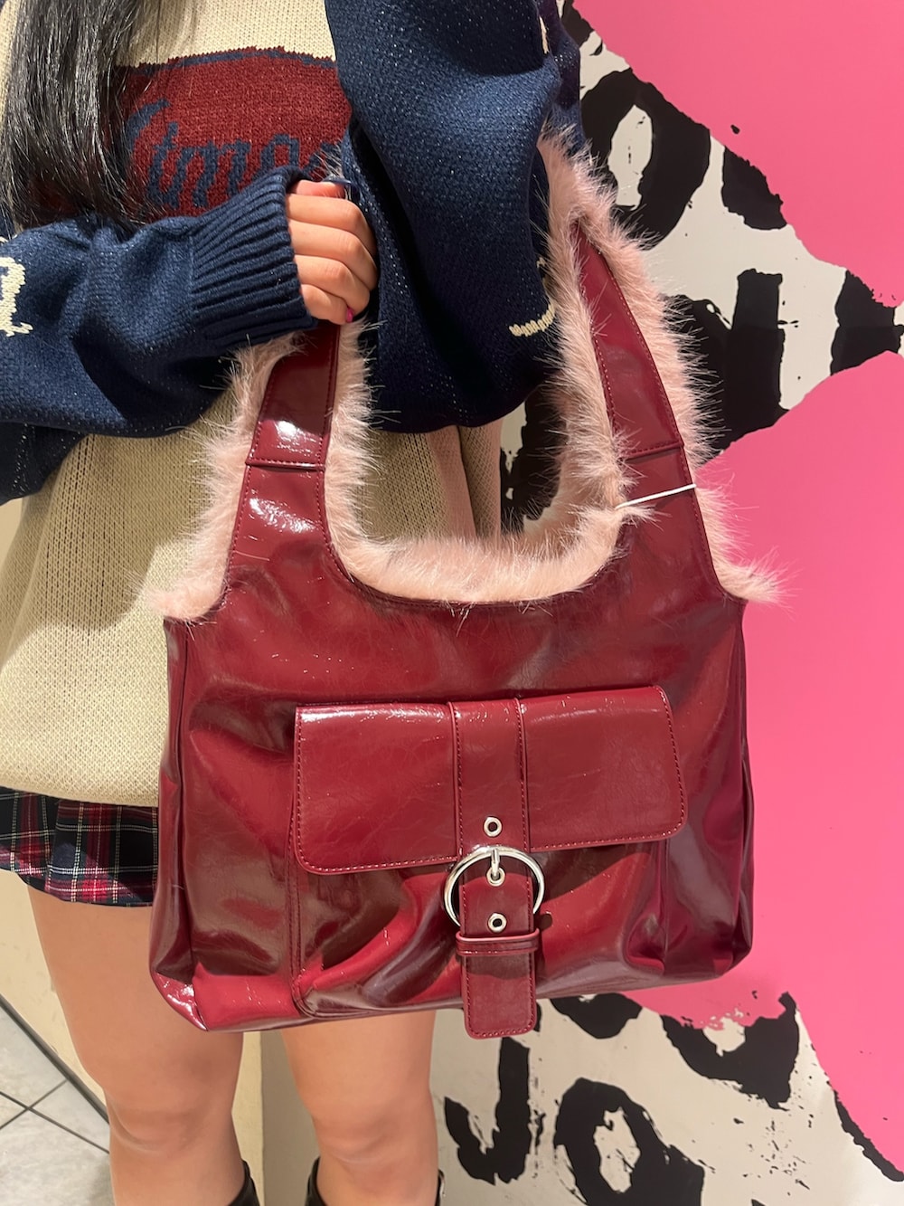 ホワイト系のニット/セーター、ブルー系のスカート、レッド系のハンドバッグを着用したレディースの冬コーディネートの5枚目の写真