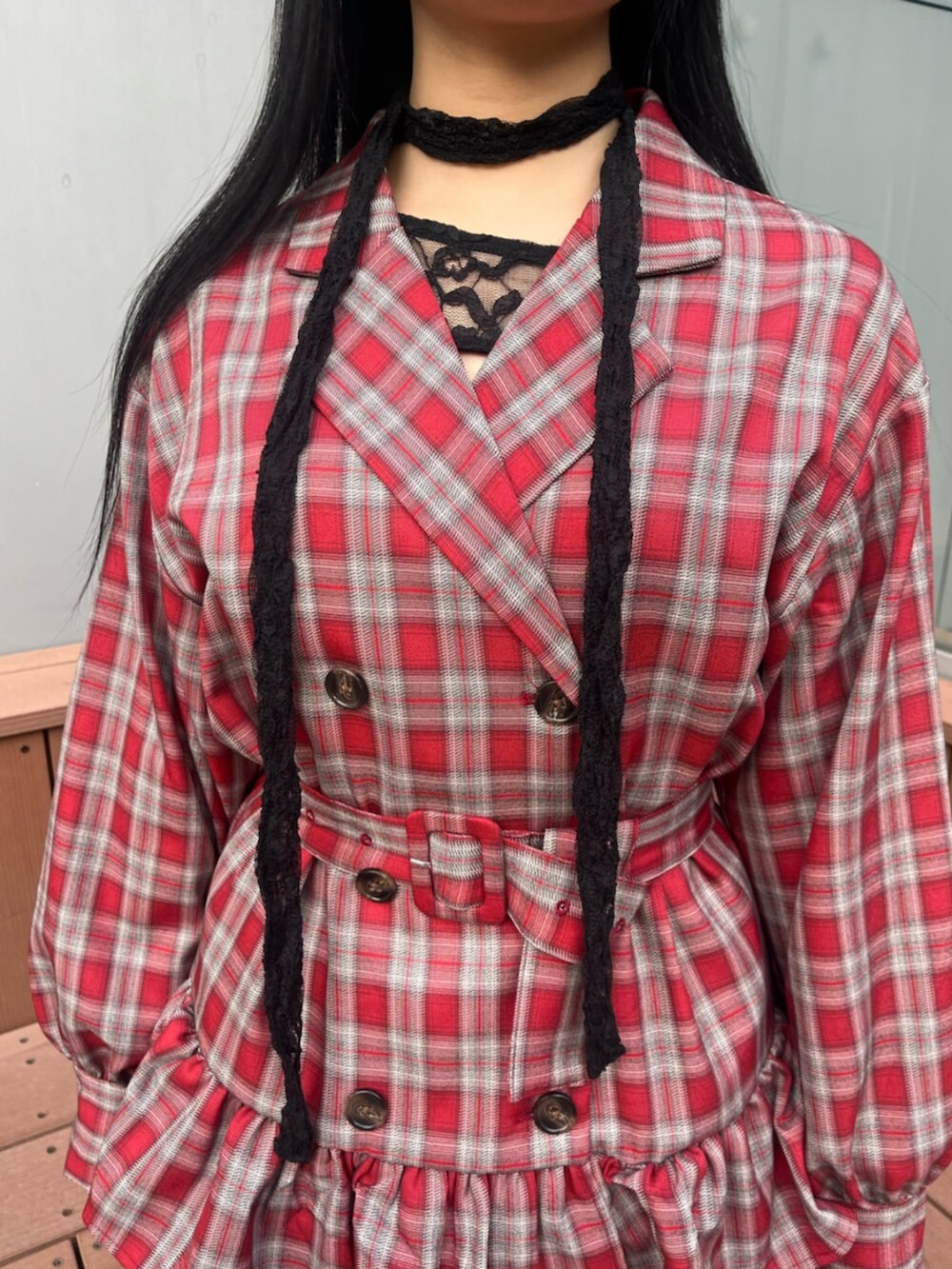 ブラック系のその他パンツ、レッド系のワンピース、ブラック系のTシャツ/カットソーを着用したレディースの冬コーディネートの5枚目の写真