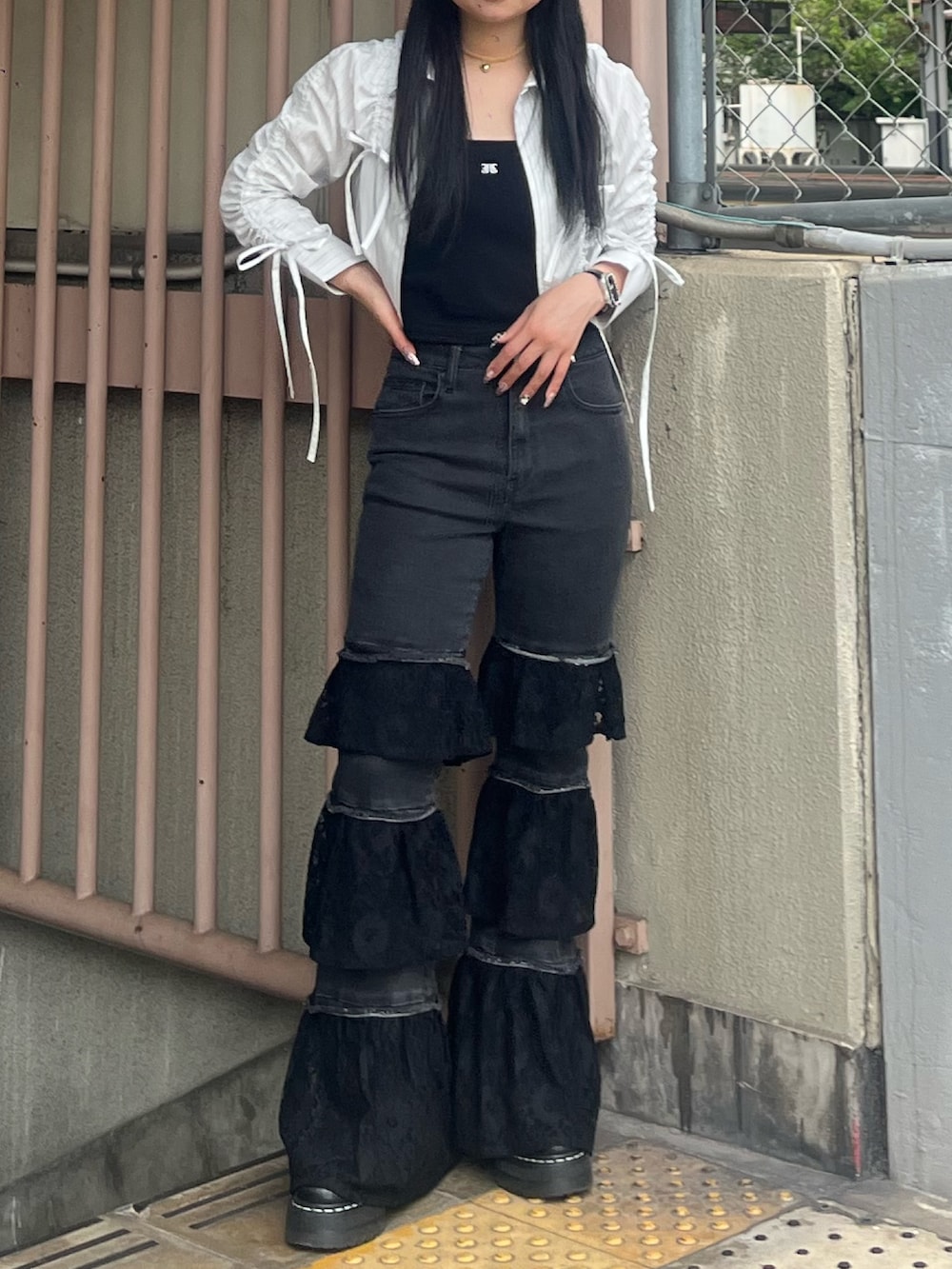 「ストライプシャツ、モノトーン、シャツ、フレアパンツ、フレアデニム、デニム、デニムパンツ、チューブトップ」｜「jouetieのレースフリルフレアデニムパンツ 夏服（デニムパンツ、ブラック系）」を使った、MAMIさん（骨格ナチュラル・レディース・158cm）の夏コーディネートの8枚目の写真