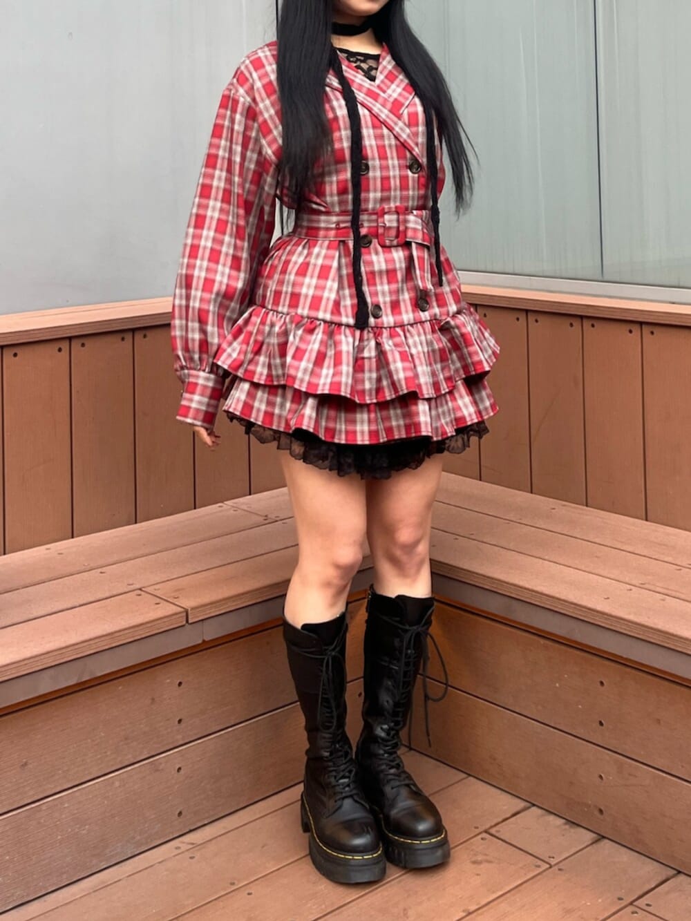 ブラック系のその他パンツ、レッド系のワンピース、ブラック系のTシャツ/カットソーを着用したレディースの冬コーディネートの6枚目の写真