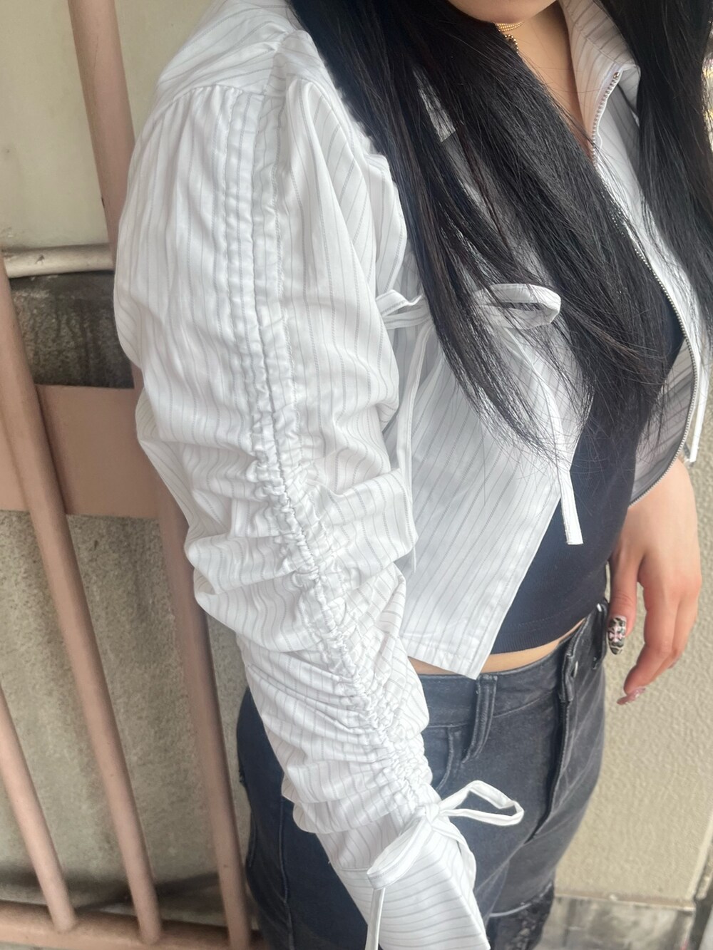 「ストライプシャツ、モノトーン、シャツ、フレアパンツ、フレアデニム、デニム、デニムパンツ、チューブトップ」｜「jouetieのレースフリルフレアデニムパンツ 夏服（デニムパンツ、ブラック系）」を使った、MAMIさん（骨格ナチュラル・レディース・158cm）の夏コーディネートの6枚目の写真