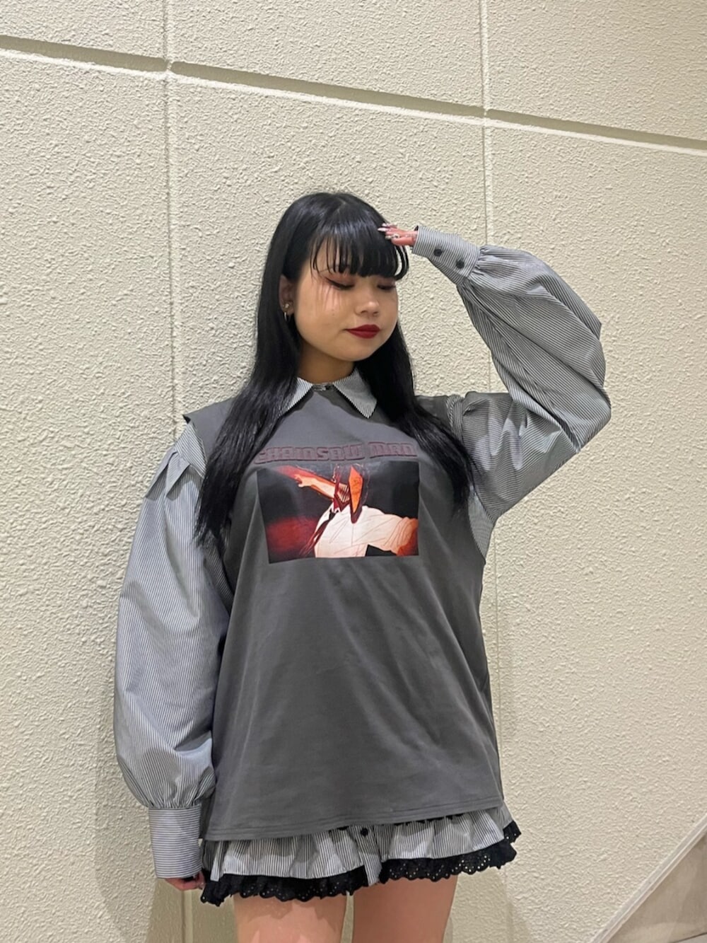 ブラック系のシャツ/ブラウス、ブラック系のTシャツ/カットソー、ブラック系のブーツを着用したレディースの春コーディネートの5枚目の写真