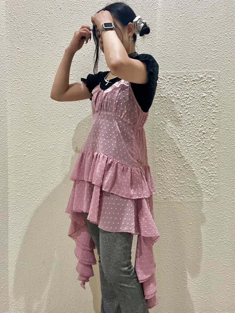 ピンク系のワンピース、シルバー系のその他パンツ、ブラック系のTシャツ/カットソーを着用したレディースの夏コーディネートの6枚目の写真