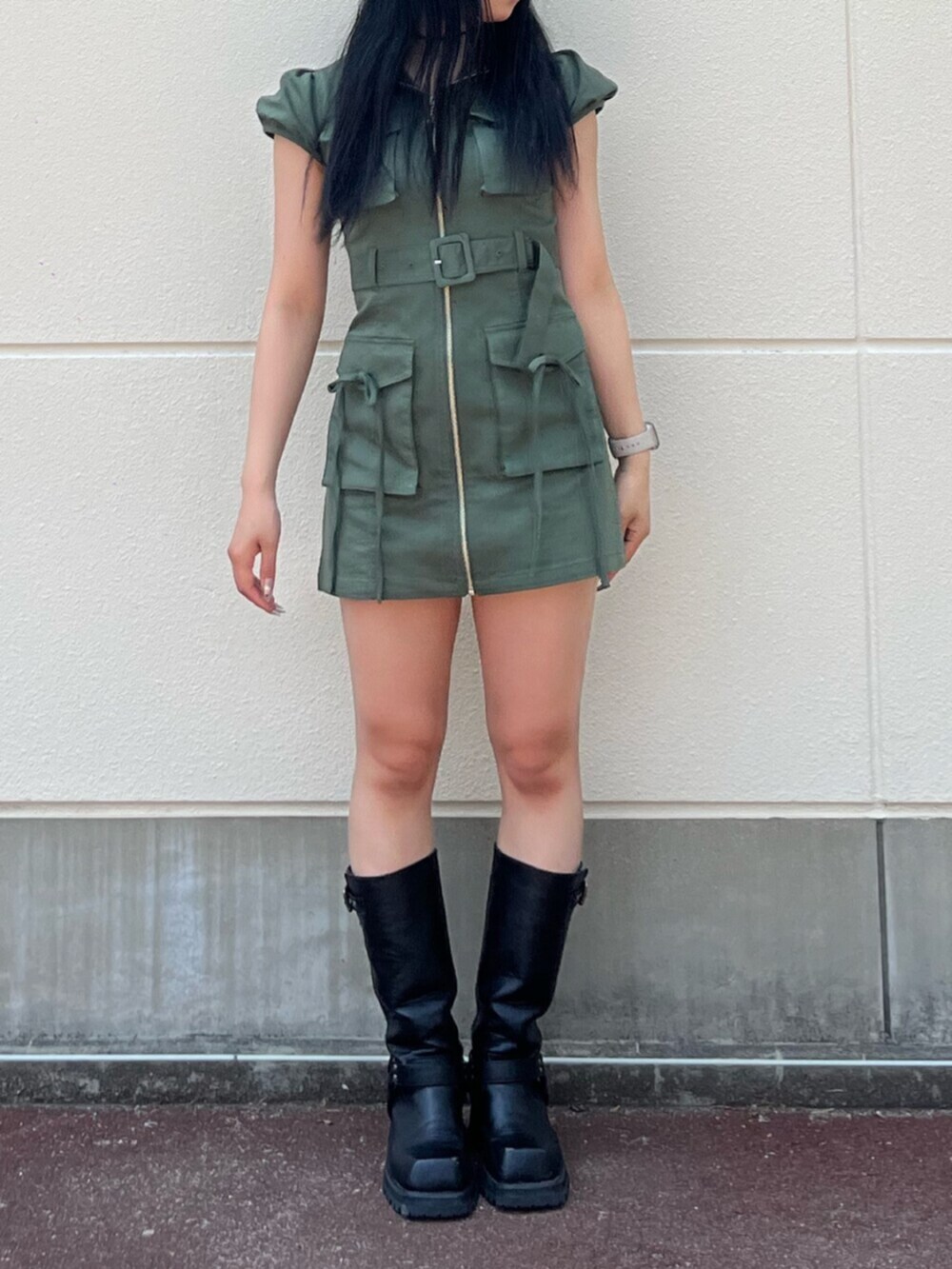 グリーン系のワンピース、ゴールド系のチョーカーを着用したレディースの夏コーディネートの6枚目の写真