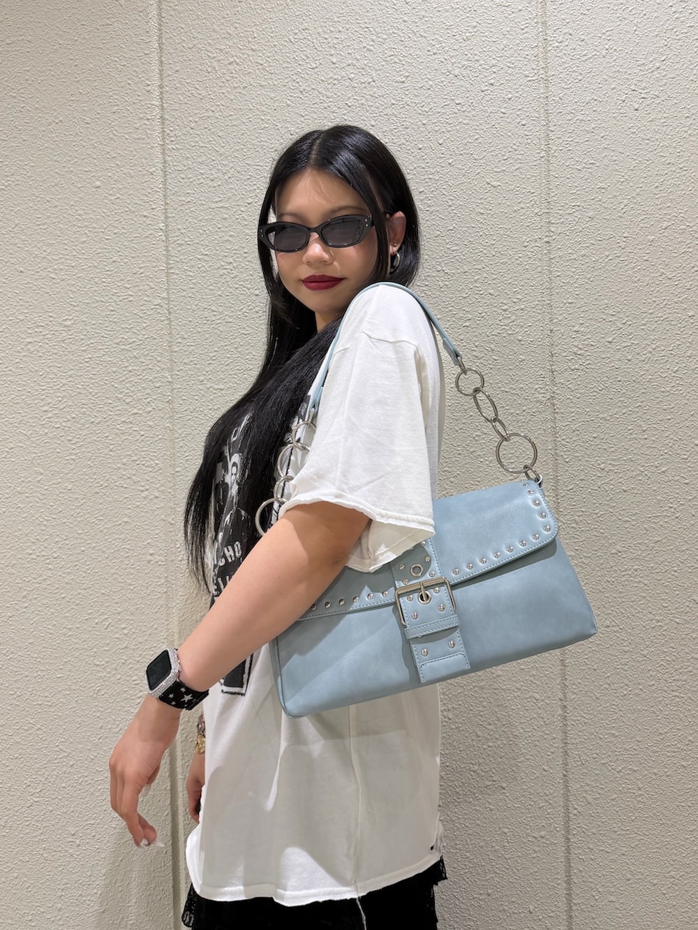ブルー系のハンドバッグ、ホワイト系のTシャツ/カットソー、ホワイト系のスカートを着用したレディースの春コーディネートの5枚目の写真