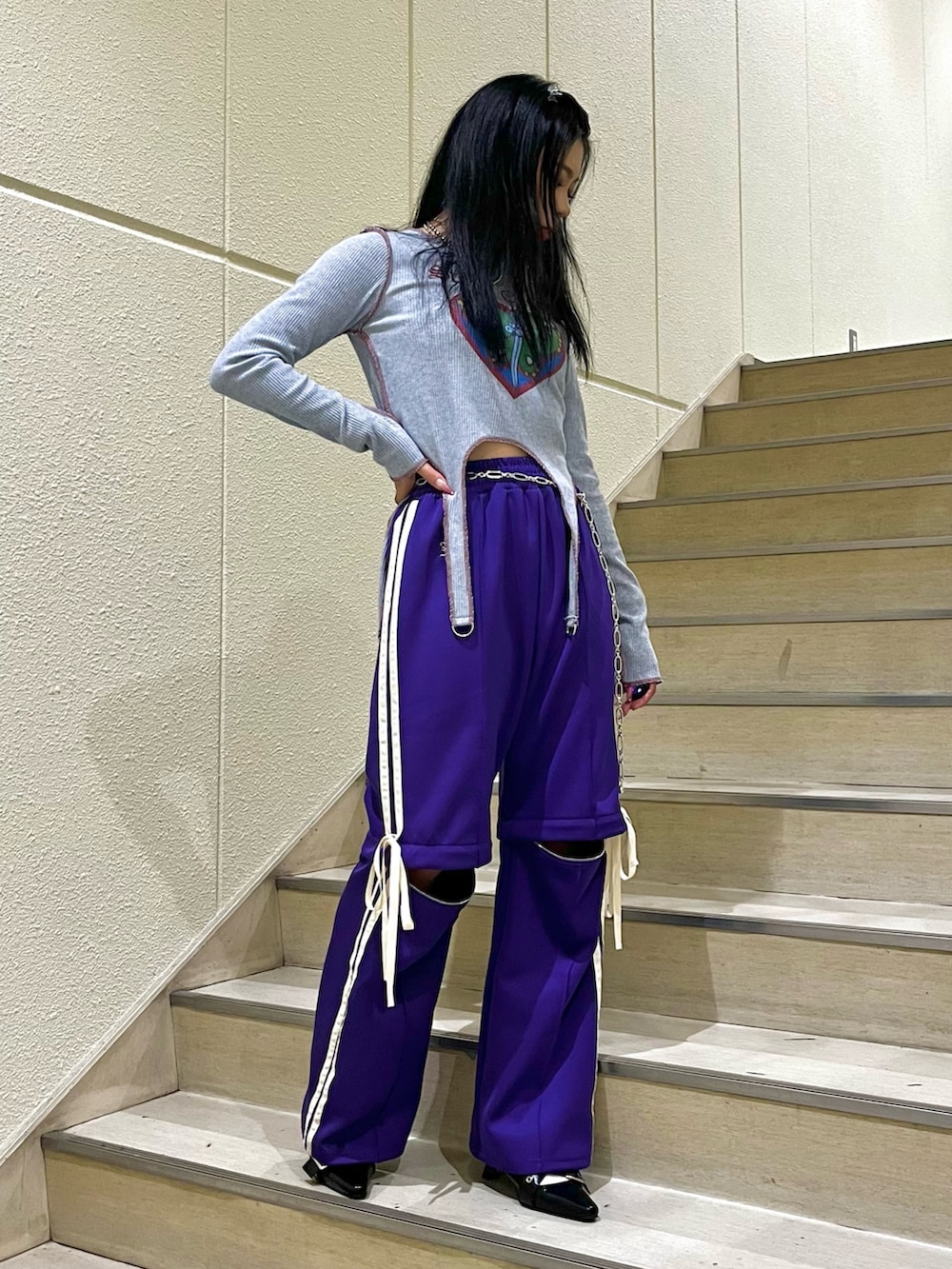 パープル系のその他パンツ、ブラック系のパンプス、ブルー系のTシャツ/カットソーを着用したレディースの秋コーディネートの2枚目の写真