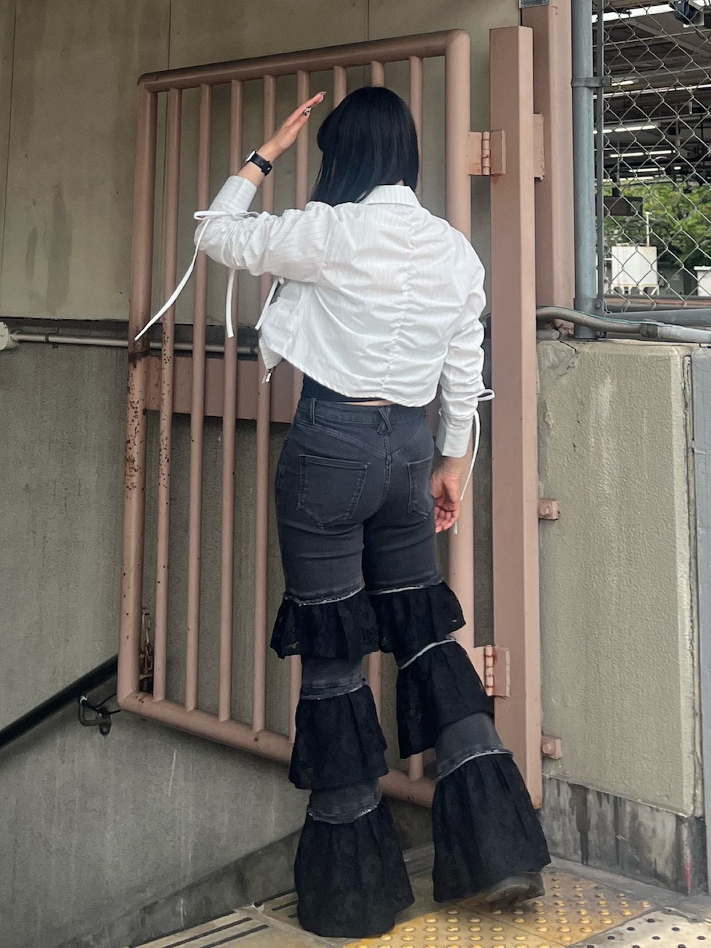 「ストライプシャツ、モノトーン、シャツ、フレアパンツ、フレアデニム、デニム、デニムパンツ、チューブトップ」｜「jouetieのレースフリルフレアデニムパンツ 夏服（デニムパンツ、ブラック系）」を使った、MAMIさん（骨格ナチュラル・レディース・158cm）の夏コーディネートの3枚目の写真