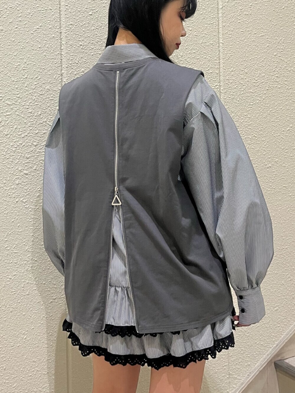 ブラック系のシャツ/ブラウス、ブラック系のTシャツ/カットソー、ブラック系のブーツを着用したレディースの春コーディネートの6枚目の写真