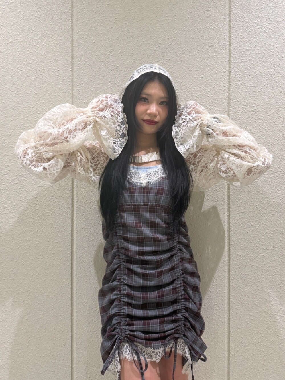 ブラック系のブーツ、ホワイト系のカーディガン/ボレロ、ブラウン系のワンピースを着用したレディースの春コーディネートの4枚目の写真