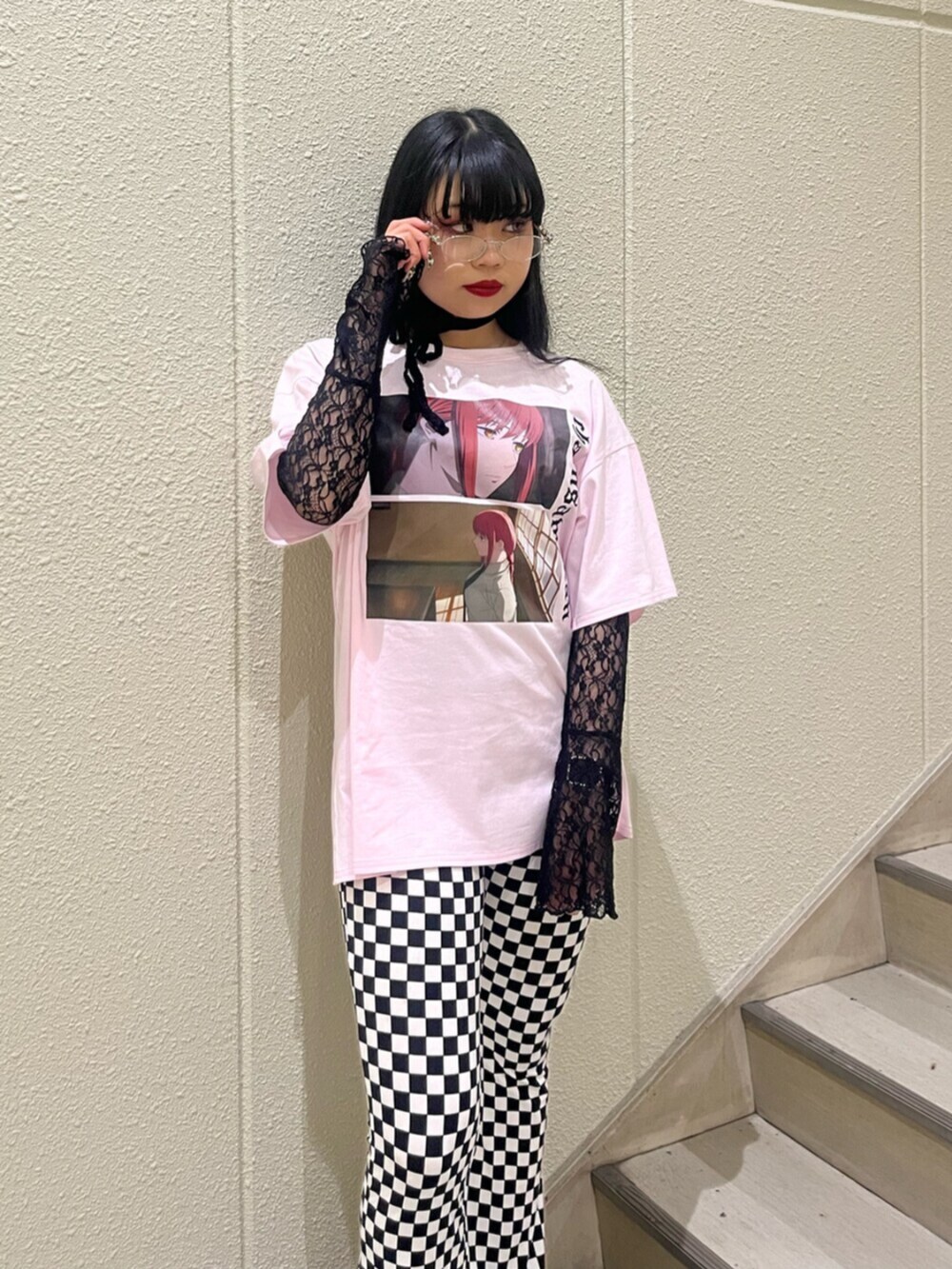 その他のその他パンツ、ピンク系のTシャツ/カットソー、ブラック系のTシャツ/カットソーを着用したレディースの春コーディネートの4枚目の写真