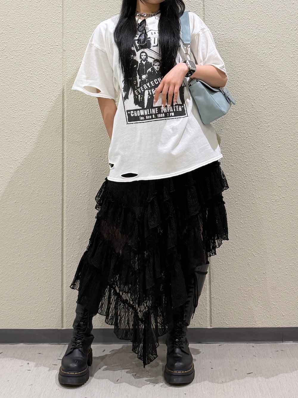 ブルー系のハンドバッグ、ホワイト系のTシャツ/カットソー、ホワイト系のスカートを着用したレディースの春コーディネートの6枚目の写真