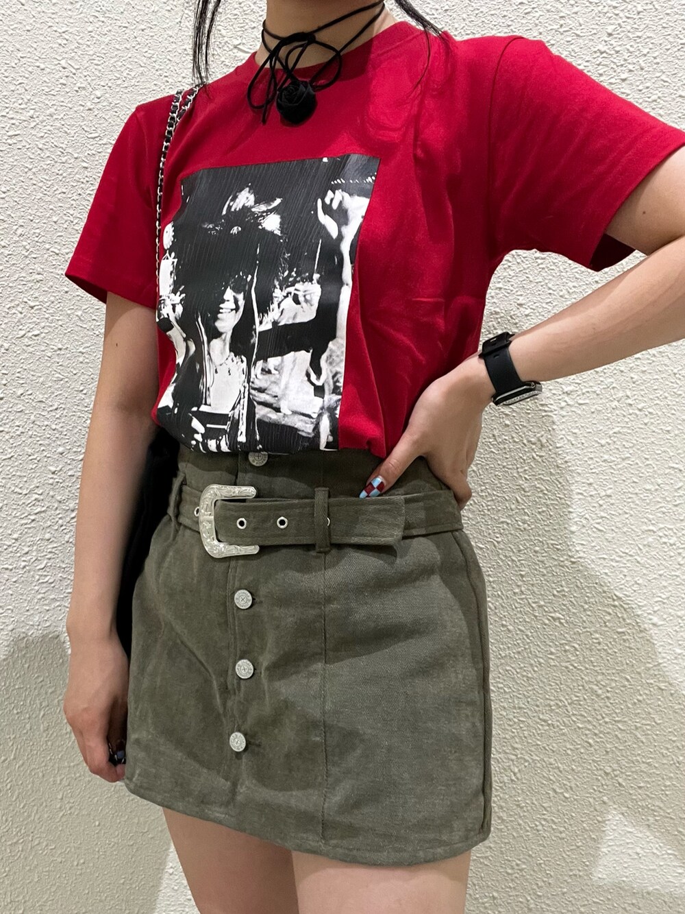 レッド系のTシャツ/カットソー、グリーン系のスカート、ブラック系のトートバッグを着用したレディースの夏コーディネートの5枚目の写真