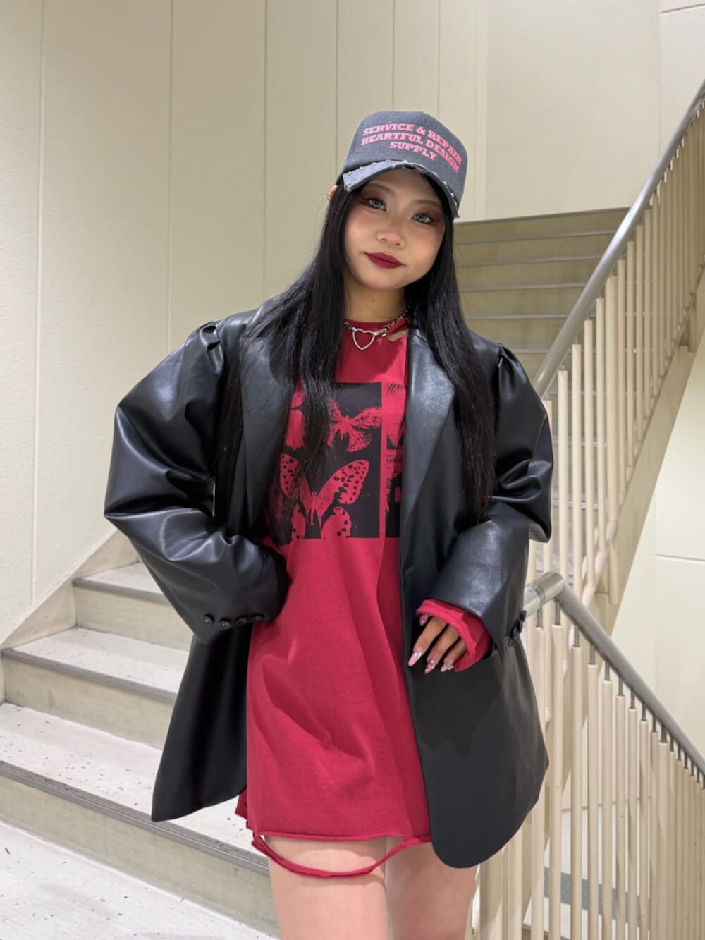 ブラック系のブーツ、レッド系のTシャツ/カットソー、ブラック系のテーラードジャケットを着用したレディースの春コーディネートの4枚目の写真