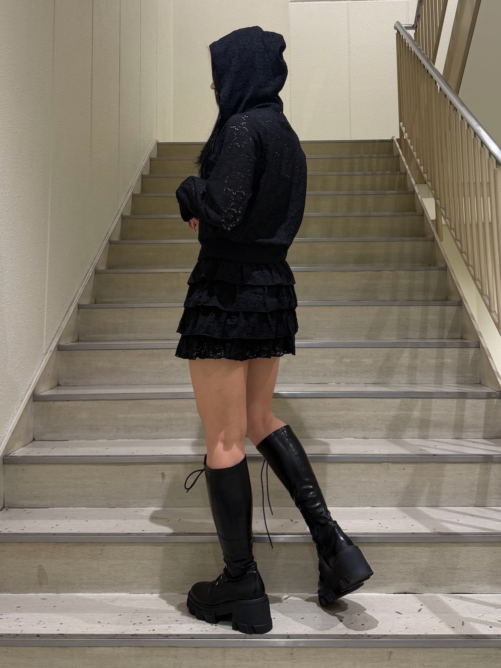 ブラック系のスカート、ブラック系のパーカー、ブラック系のキャミソールを着用したレディースの春コーディネートの3枚目の写真