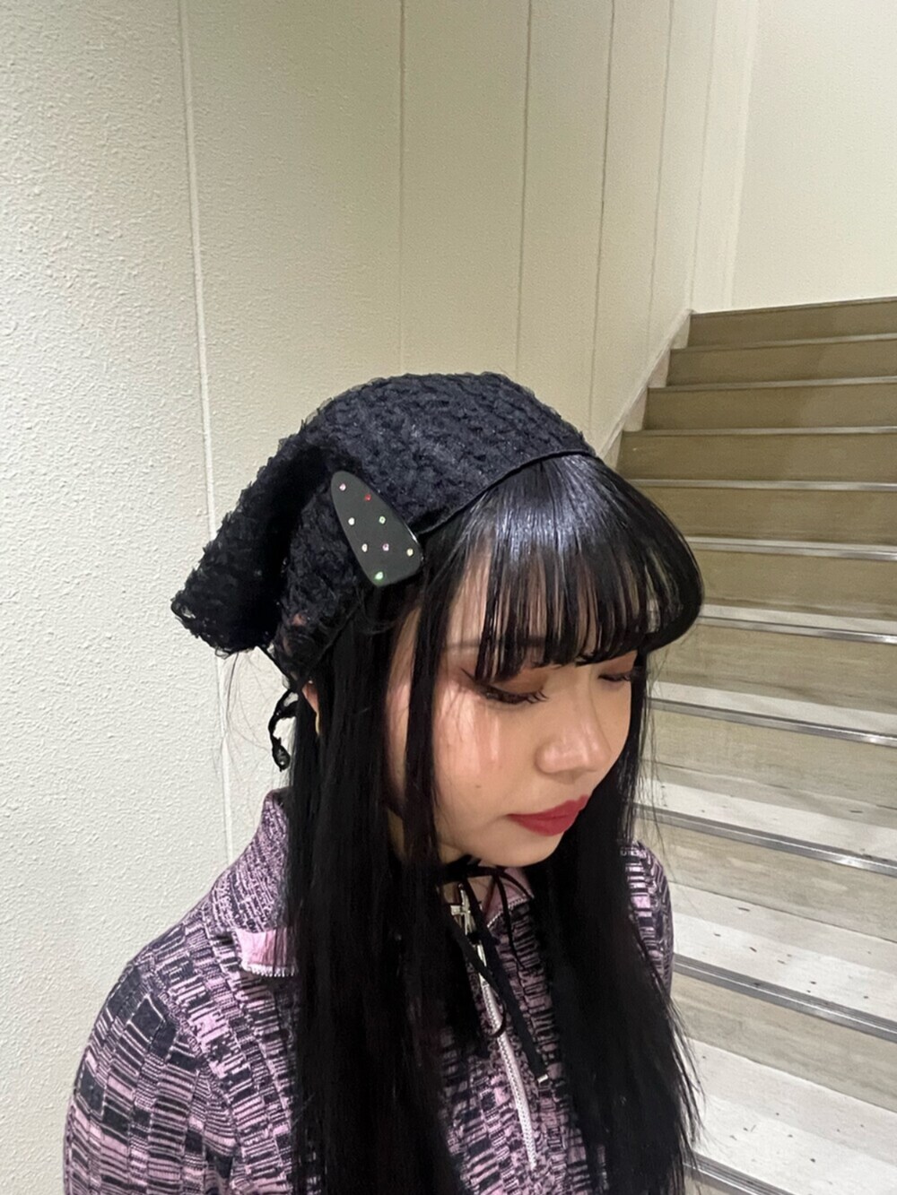 ブラック系のブーツ、ピンク系のワンピース、ブラック系のチョーカーを着用したレディースの冬コーディネートの5枚目の写真