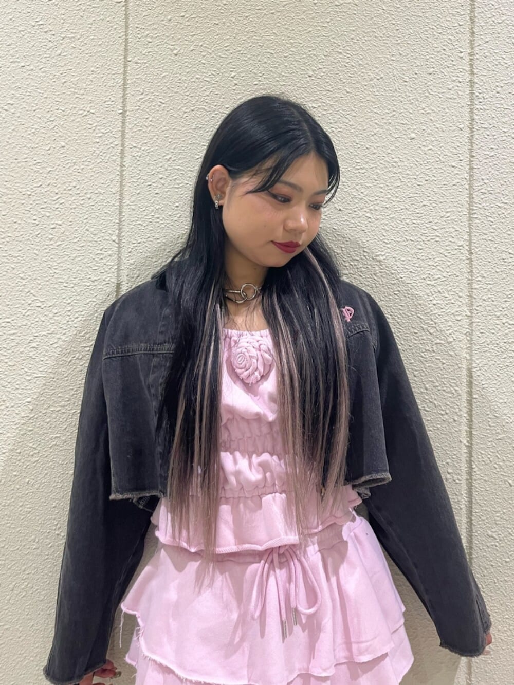 ピンク系のスウェットパンツ、ピンク系のTシャツ/カットソー、ブラック系のデニムジャケットを着用したレディースの秋コーディネートの4枚目の写真