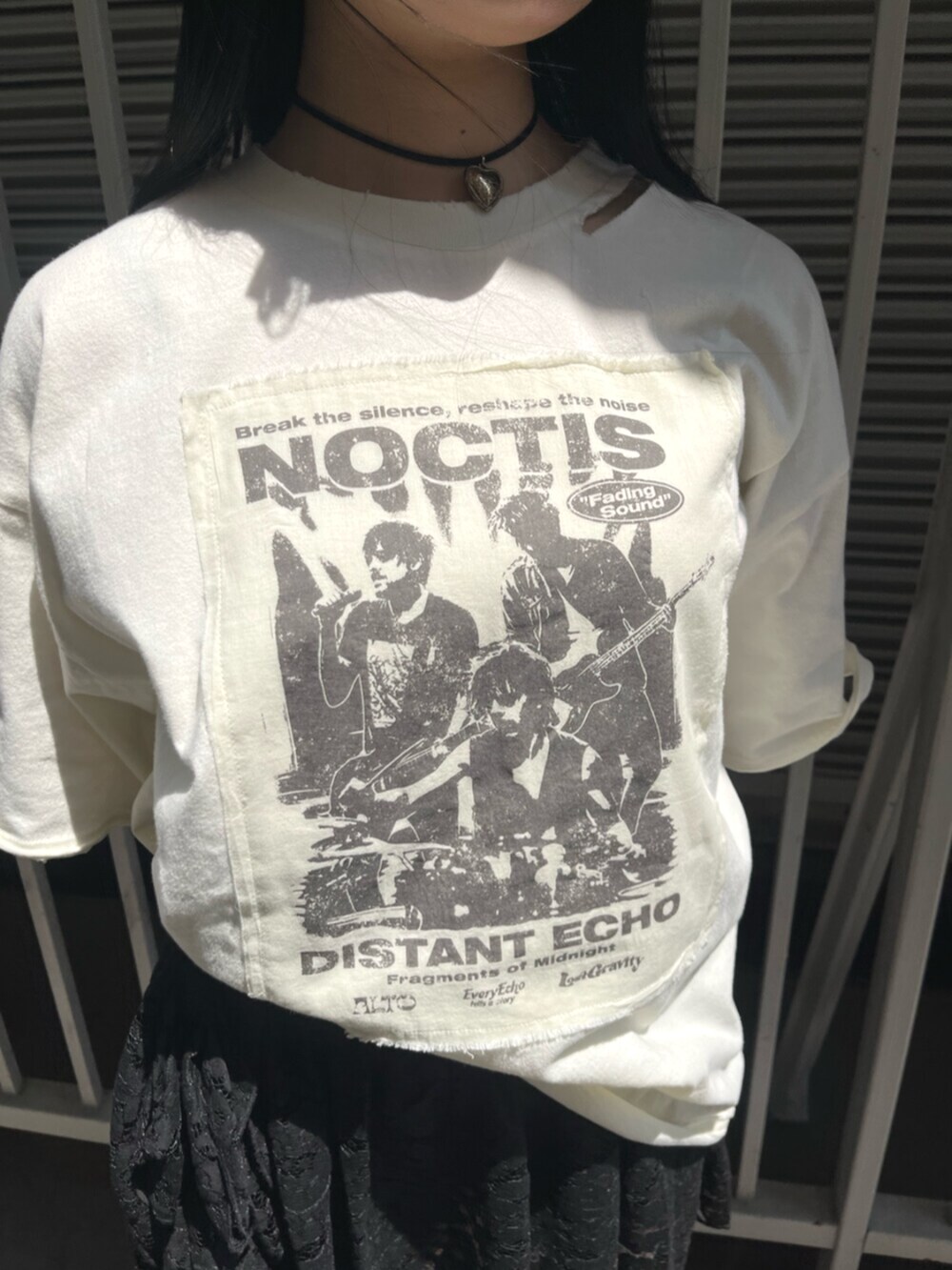 ブラック系のスカート、ホワイト系のTシャツ/カットソー、シルバー系のチョーカーを着用したレディースの夏コーディネートの5枚目の写真