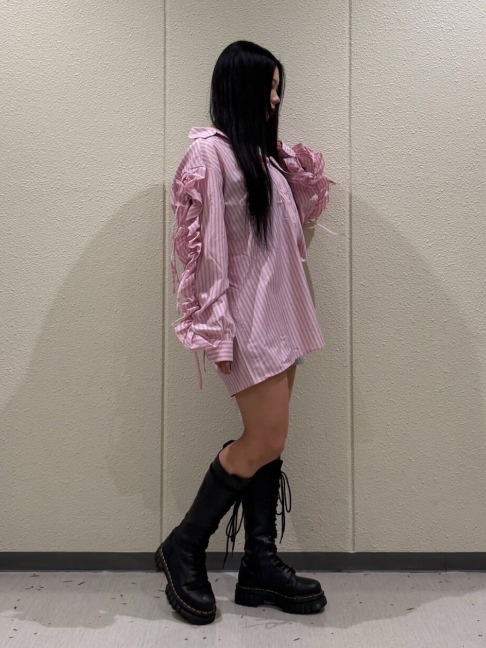 ピンク系のシャツ/ブラウス、グレー系のその他パンツ、シルバー系のネックレスを着用したレディースの春コーディネートの2枚目の写真