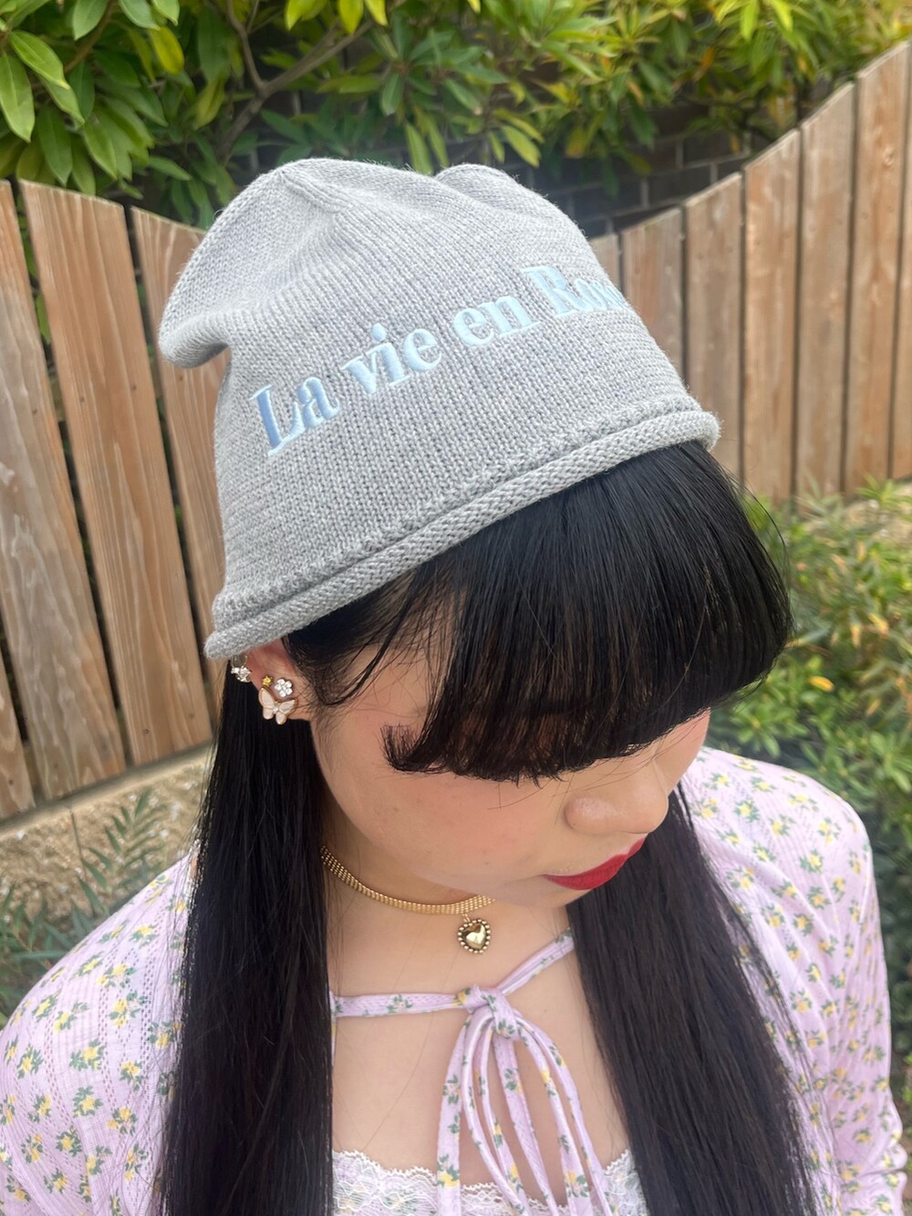 ブルー系のデニムパンツ、ピンク系のアンサンブル、ゴールド系のチョーカーを着用したレディースの春コーディネートの7枚目の写真