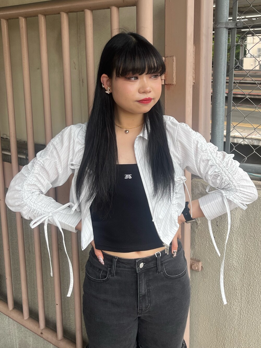 「ストライプシャツ、モノトーン、シャツ、フレアパンツ、フレアデニム、デニム、デニムパンツ、チューブトップ」｜「jouetieのレースフリルフレアデニムパンツ 夏服（デニムパンツ、ブラック系）」を使った、MAMIさん（骨格ナチュラル・レディース・158cm）の夏コーディネートの4枚目の写真