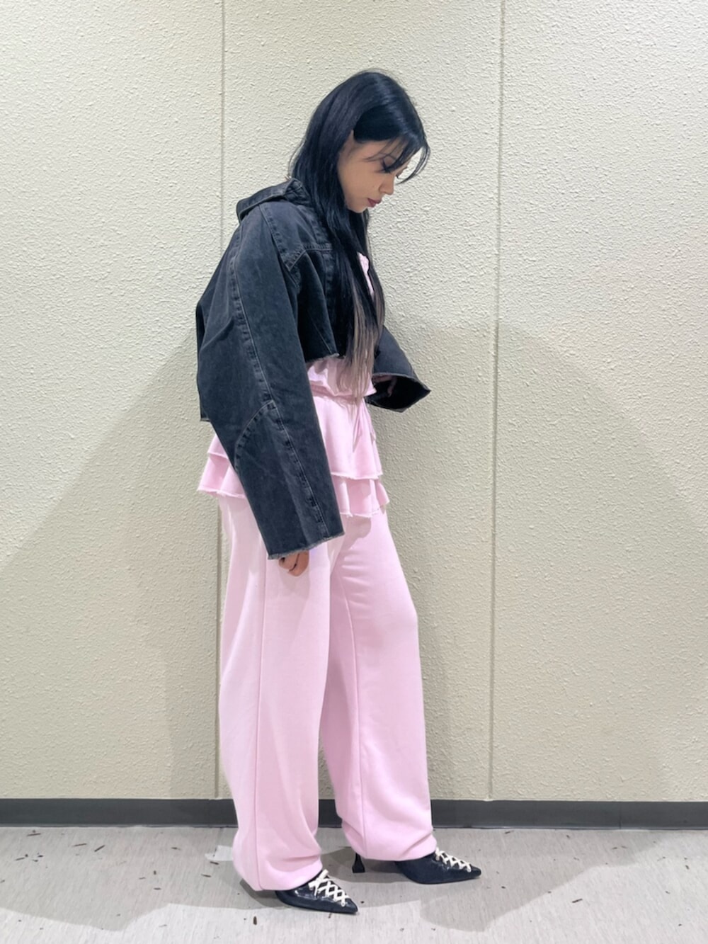 ピンク系のスウェットパンツ、ピンク系のTシャツ/カットソー、ブラック系のデニムジャケットを着用したレディースの秋コーディネートの2枚目の写真