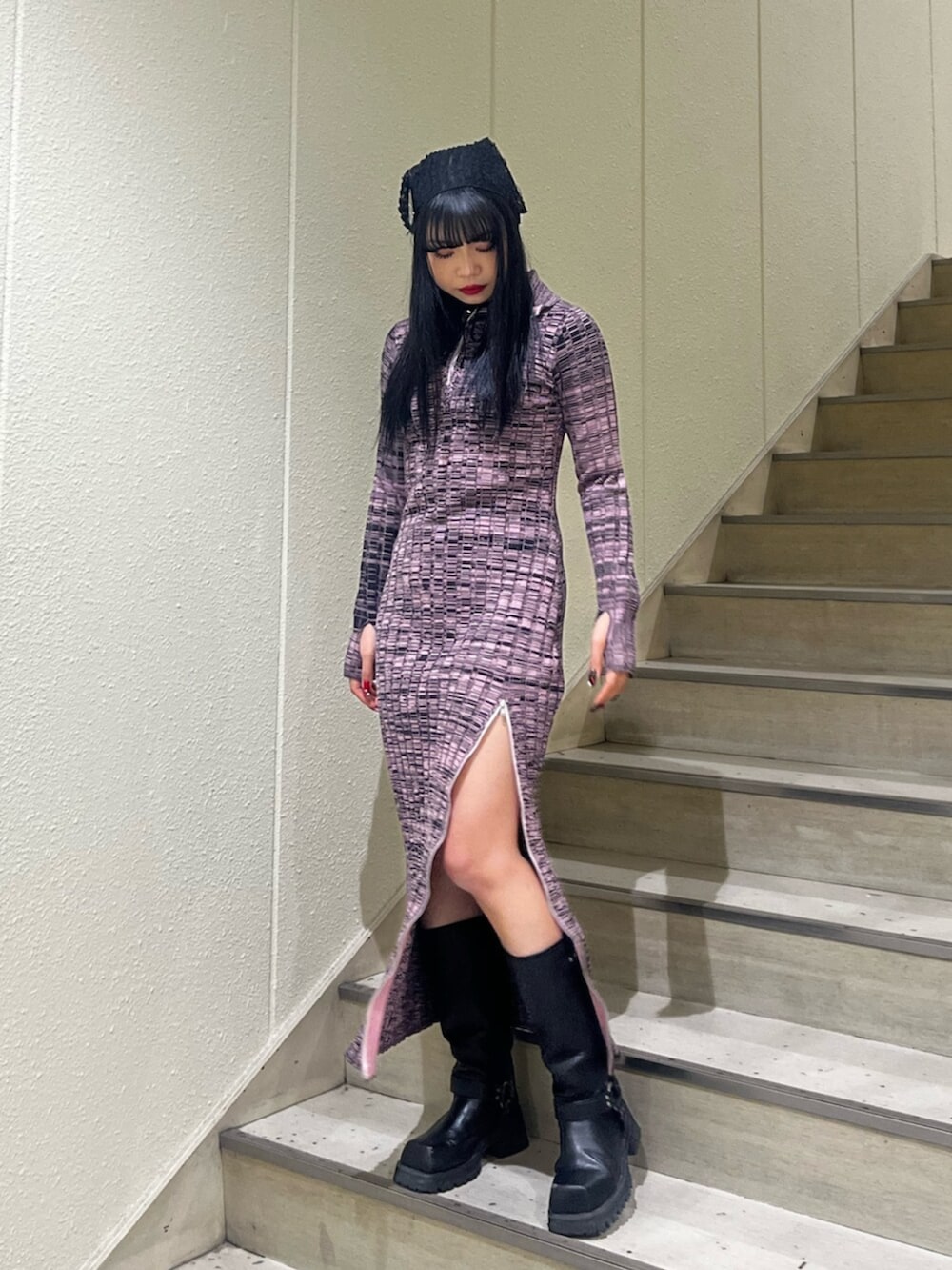 ブラック系のブーツ、ピンク系のワンピース、ブラック系のチョーカーを着用したレディースの冬コーディネートの2枚目の写真