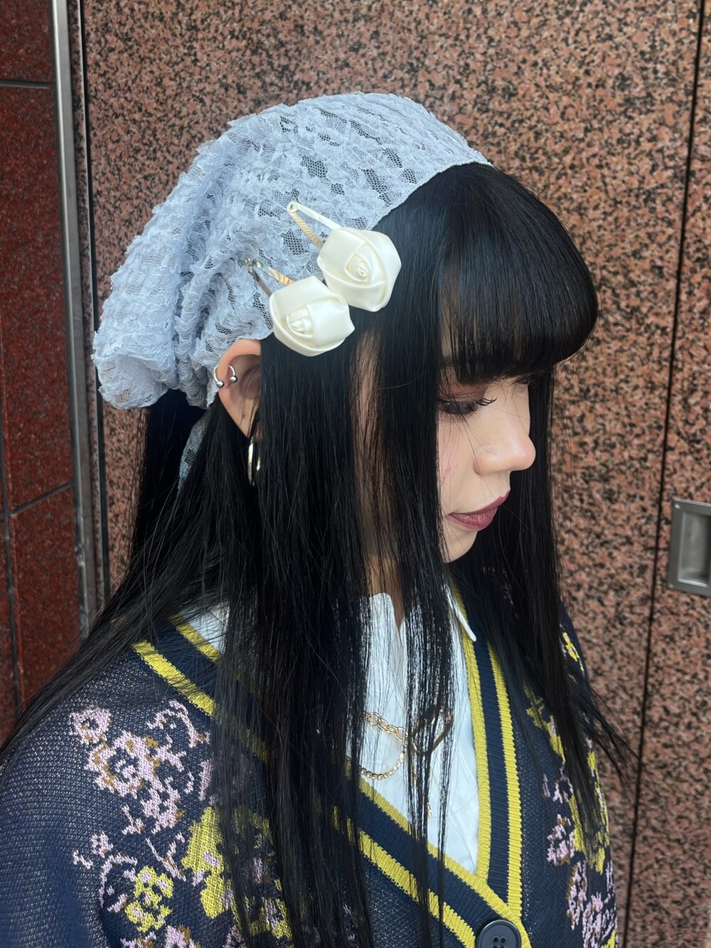 ホワイト系のその他パンツ、ブルー系のニット/セーター、ブラウン系のスカートを着用したレディースの冬コーディネートの7枚目の写真