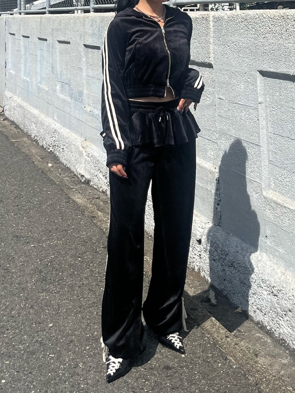 ブラック系のパーカー、ブラック系のその他パンツ、ブラック系のパンプスを着用したレディースの秋コーディネートの6枚目の写真