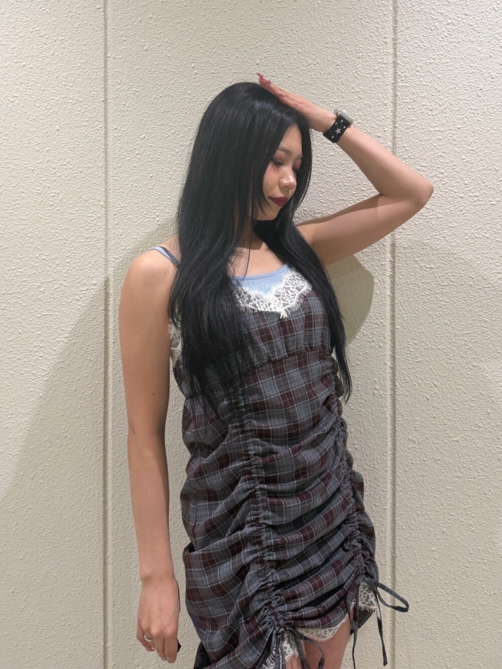 ブラック系のブーツ、ホワイト系のカーディガン/ボレロ、ブラウン系のワンピースを着用したレディースの春コーディネートの6枚目の写真