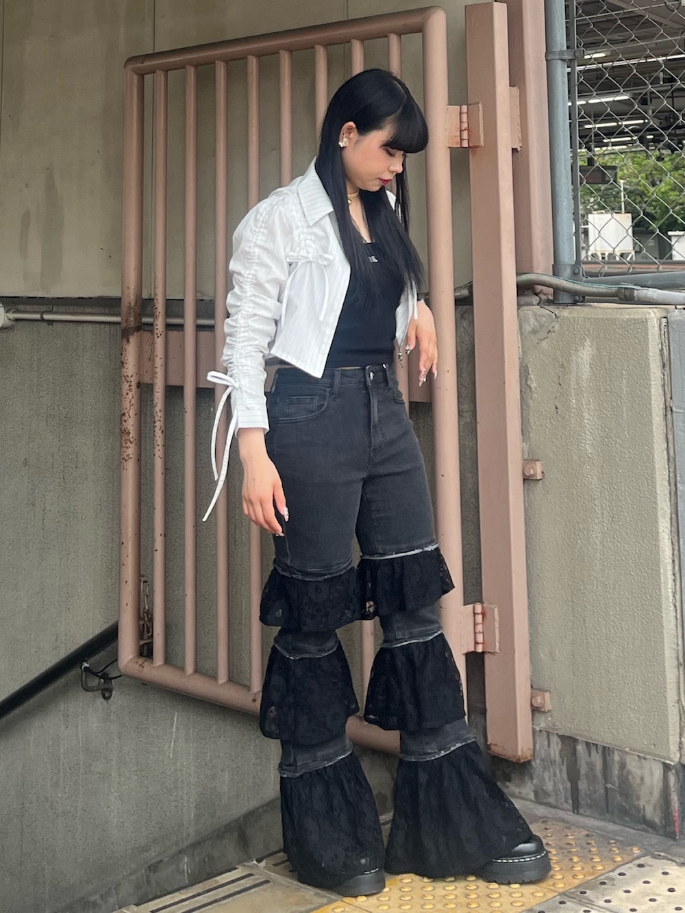 「ストライプシャツ、モノトーン、シャツ、フレアパンツ、フレアデニム、デニム、デニムパンツ、チューブトップ」｜「jouetieのレースフリルフレアデニムパンツ 夏服（デニムパンツ、ブラック系）」を使った、MAMIさん（骨格ナチュラル・レディース・158cm）の夏コーディネートの2枚目の写真