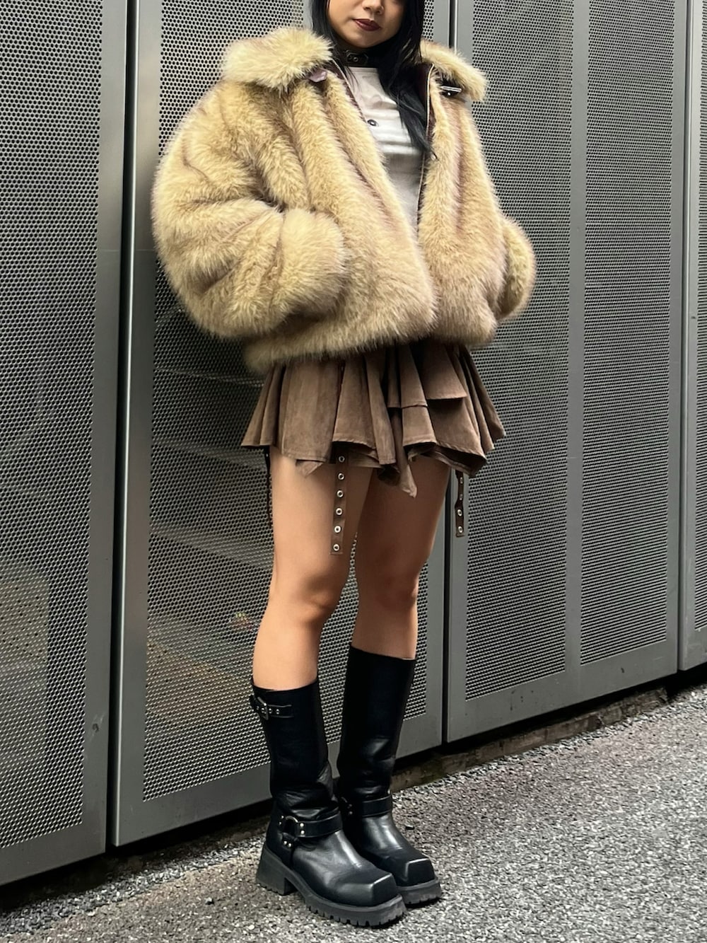 ブラウン系のスカート、ブラック系のブーツ、ベージュ系のその他アウターを着用したレディースの冬コーディネートの8枚目の写真