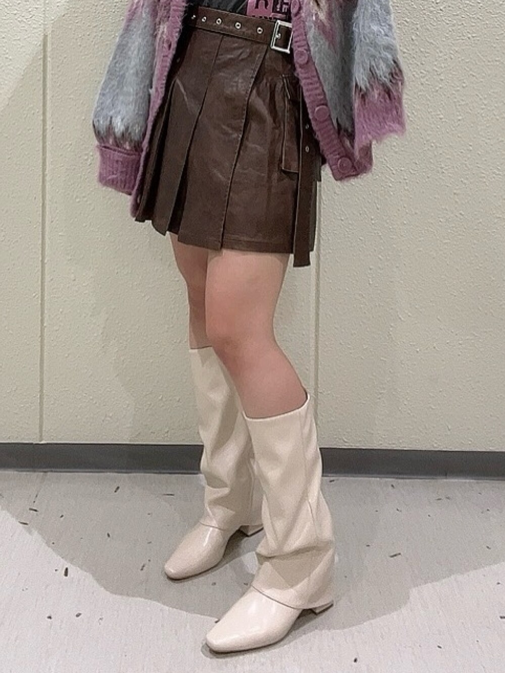 ピンク系のカーディガン/ボレロ、ブラック系のTシャツ/カットソー、ブラウン系のスカートを着用したレディースの秋コーディネートの5枚目の写真