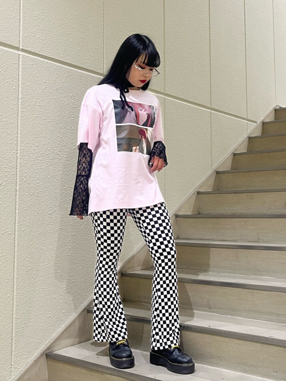 その他のその他パンツ、ピンク系のTシャツ/カットソー、ブラック系のTシャツ/カットソーを着用したレディースの春コーディネートの2枚目の写真