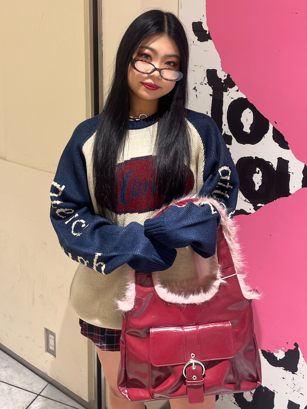 ホワイト系のニット/セーター、ブルー系のスカート、レッド系のハンドバッグを着用したレディースの冬コーディネートの4枚目の写真