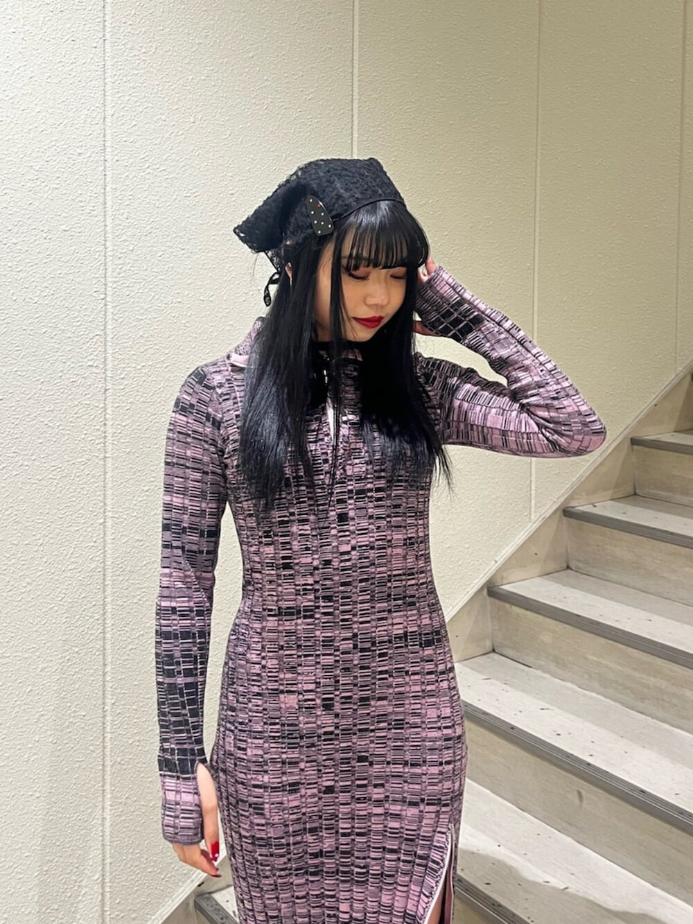 ブラック系のブーツ、ピンク系のワンピース、ブラック系のチョーカーを着用したレディースの冬コーディネートの4枚目の写真