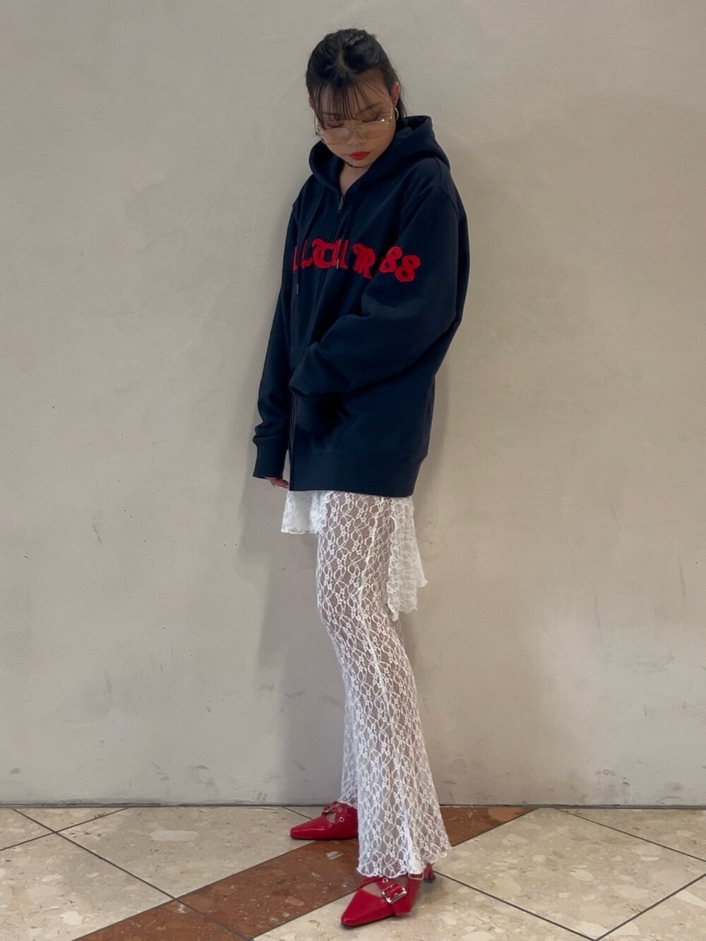 ブルー系のパーカー、ホワイト系のその他パンツ、ブラック系のパンプスを着用したレディースの冬コーディネートの4枚目の写真