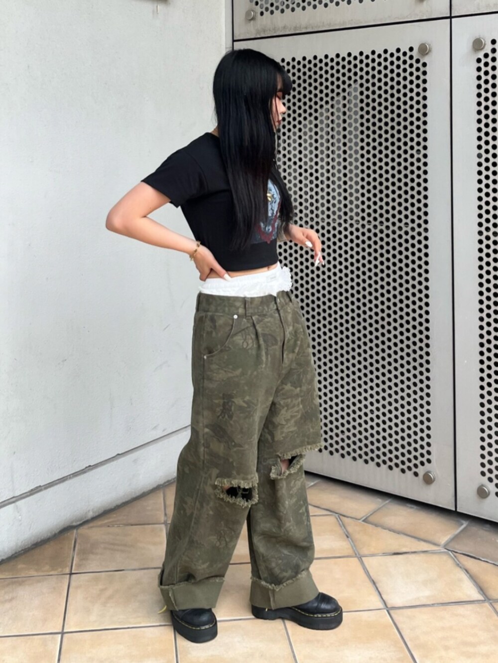 ホワイト系のその他パンツ、グリーン系のその他パンツ、ゴールド系のネックレスを着用したレディースの夏コーディネートの2枚目の写真