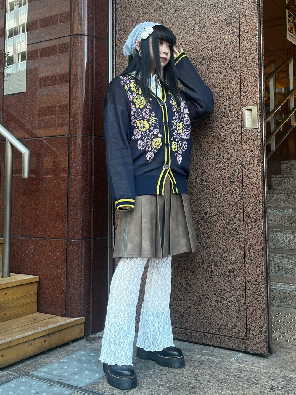 ホワイト系のその他パンツ、ブルー系のニット/セーター、ブラウン系のスカートを着用したレディースの冬コーディネートの4枚目の写真