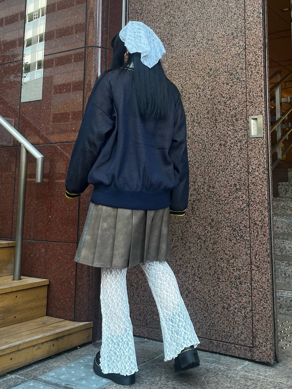 ホワイト系のその他パンツ、ブルー系のニット/セーター、ブラウン系のスカートを着用したレディースの冬コーディネートの3枚目の写真