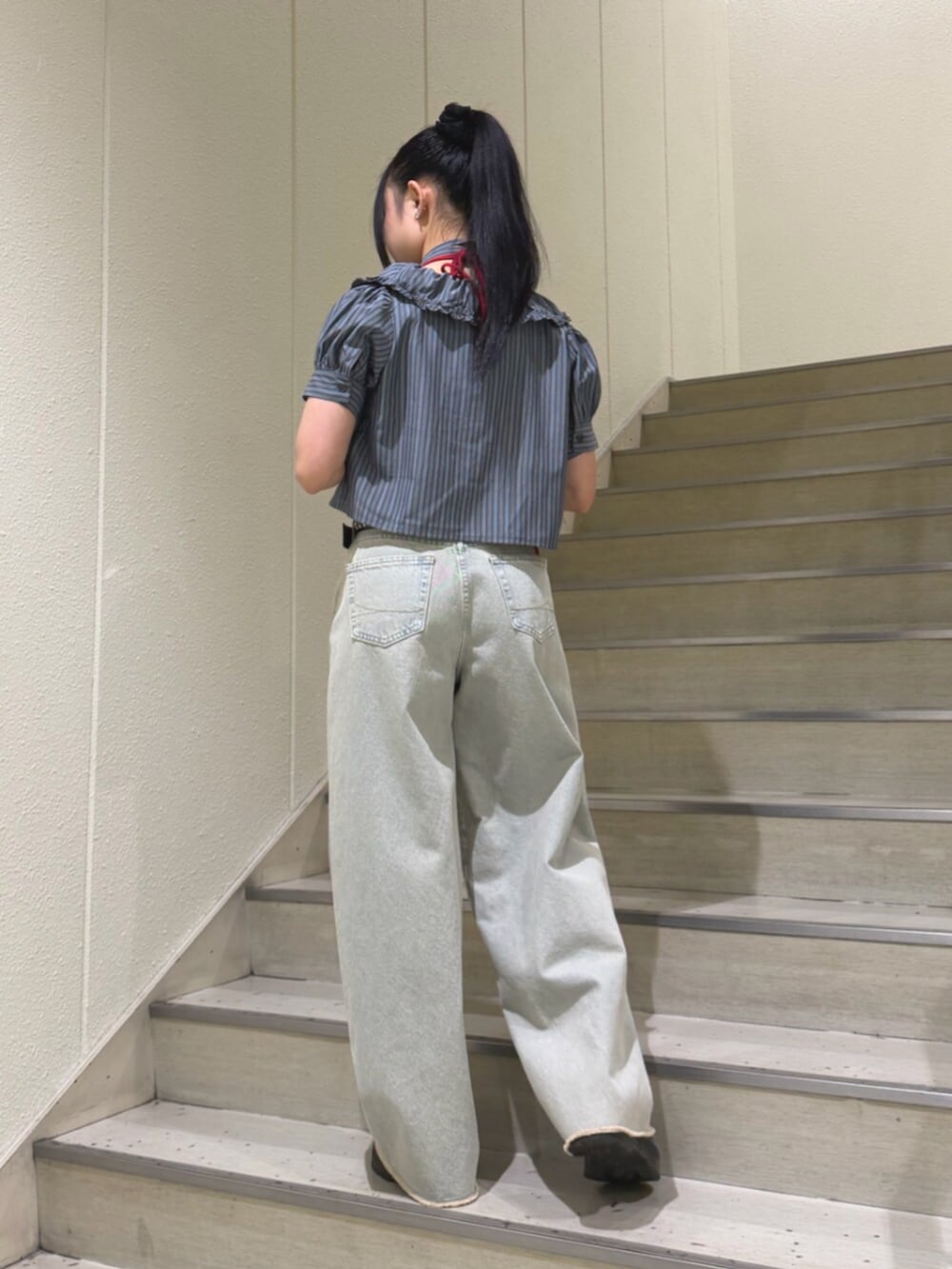 レッド系のキャミソール、ブルー系のデニムパンツ、ブラック系のシャツ/ブラウスを着用したレディースの夏コーディネートの3枚目の写真