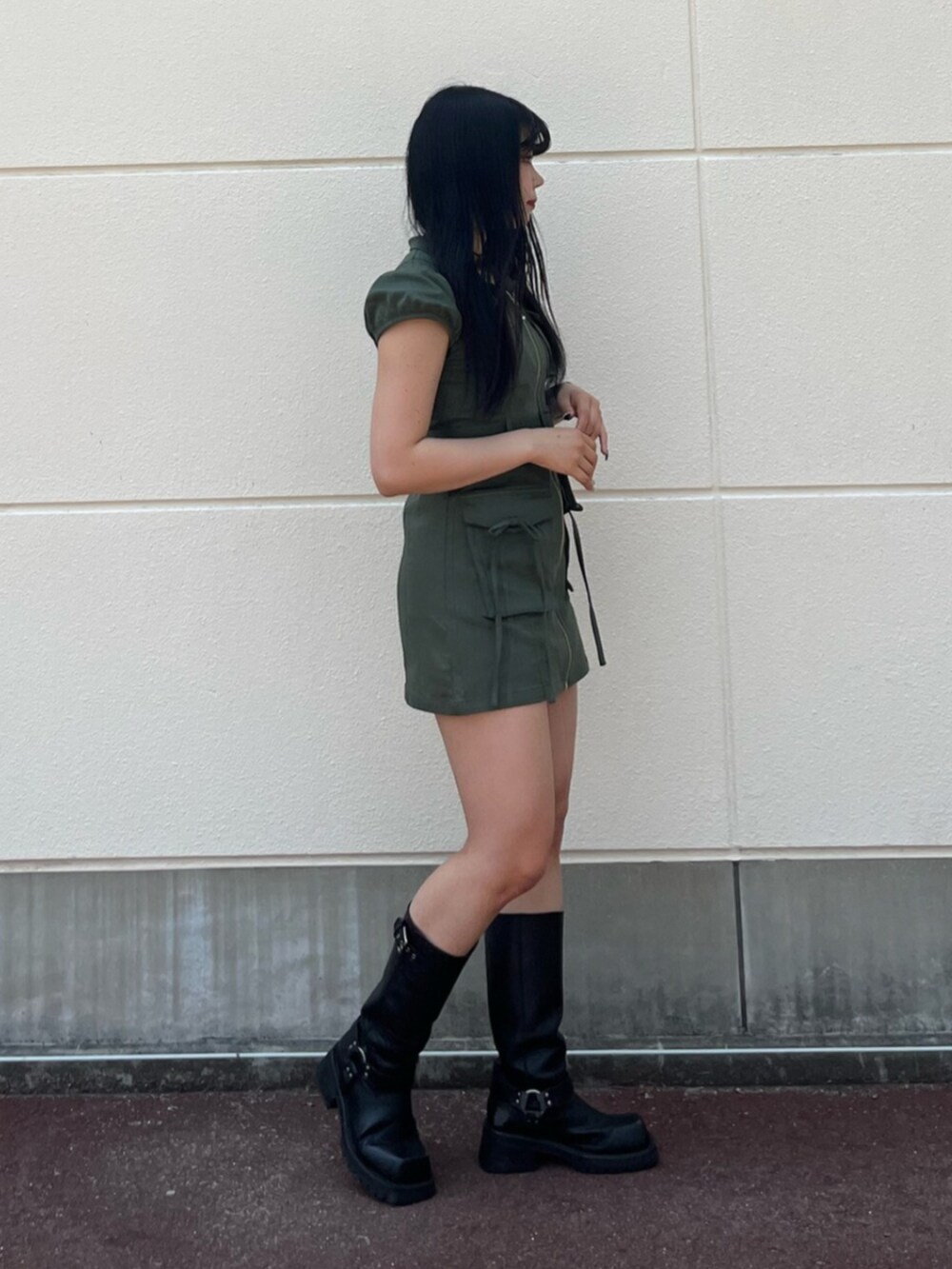 グリーン系のワンピース、ゴールド系のチョーカーを着用したレディースの夏コーディネートの2枚目の写真