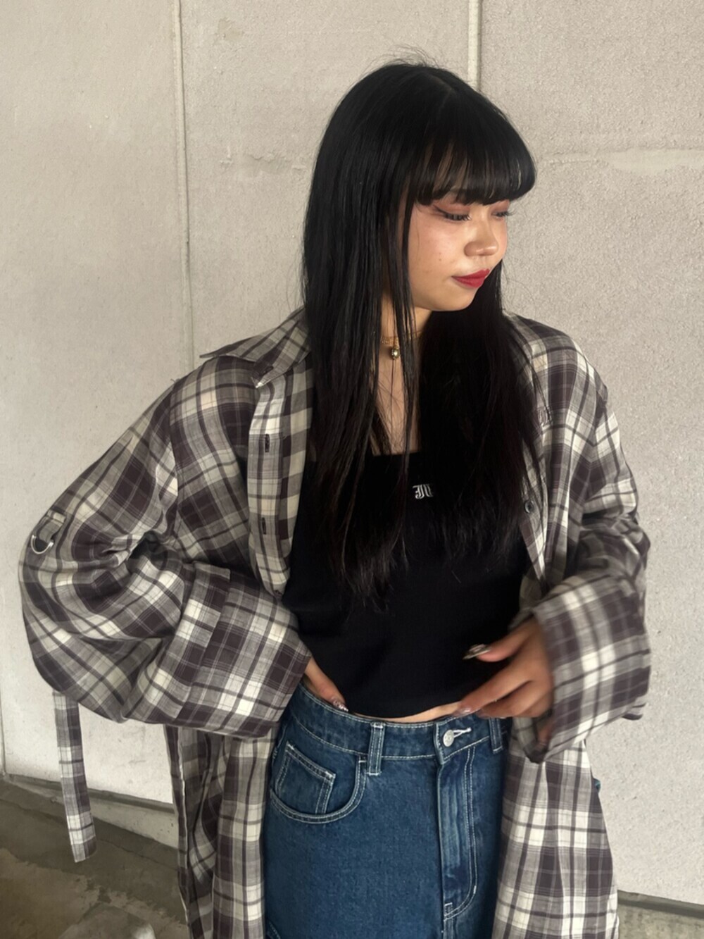 ブルー系のデニムパンツ、ブラウン系のシャツ/ブラウス、ブラック系のキャミソールを着用したレディースの夏コーディネートの4枚目の写真