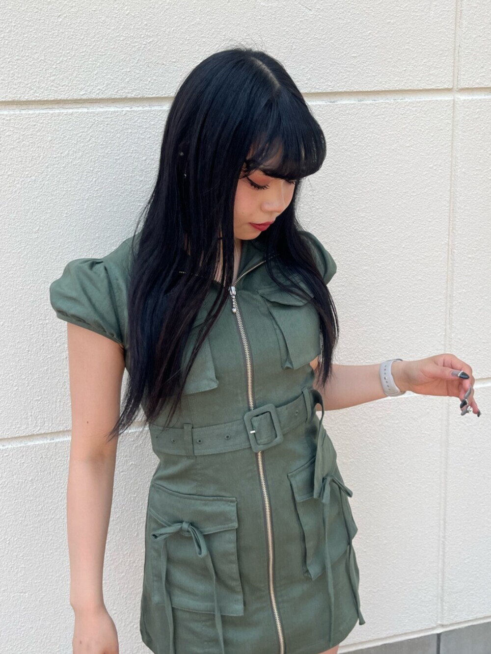 グリーン系のワンピース、ゴールド系のチョーカーを着用したレディースの夏コーディネートの4枚目の写真