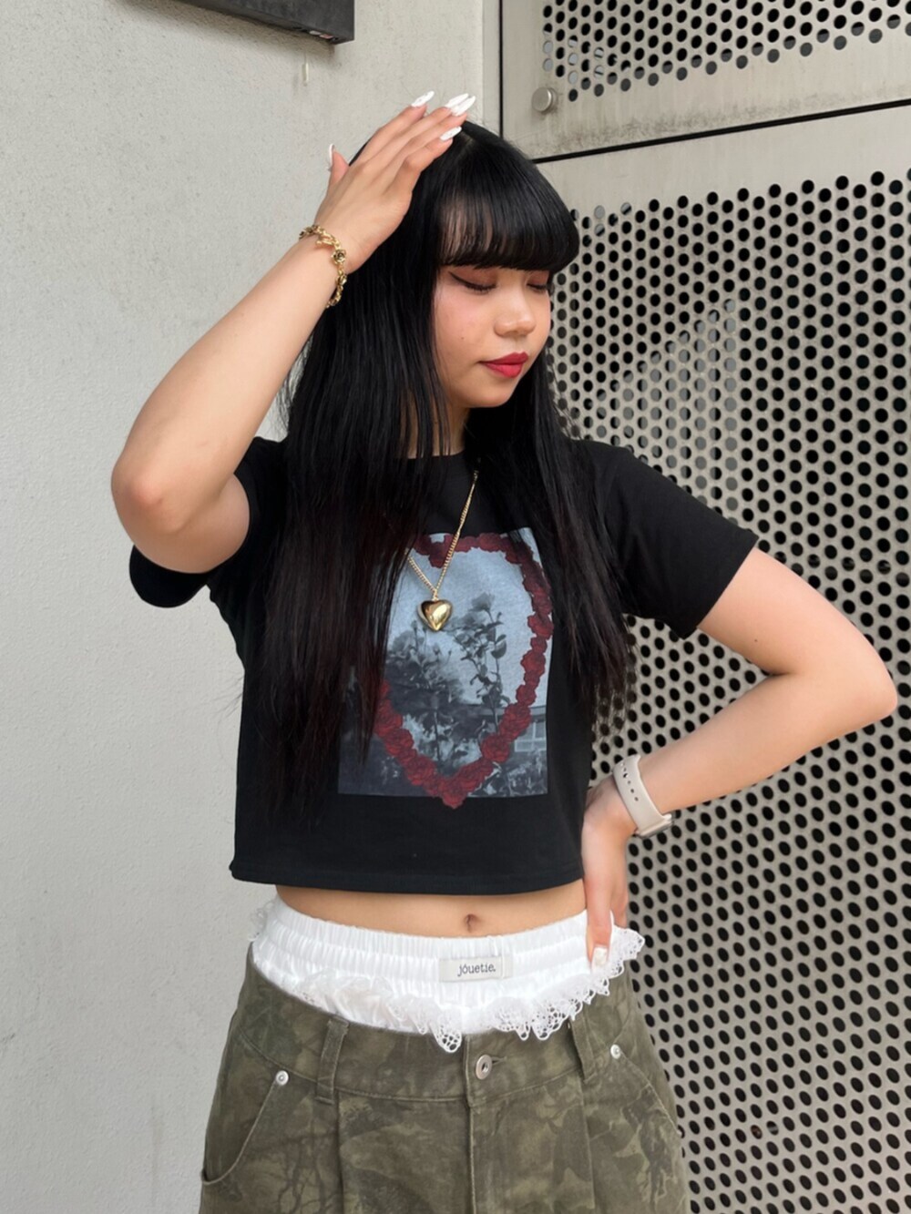 ホワイト系のその他パンツ、グリーン系のその他パンツ、ゴールド系のネックレスを着用したレディースの夏コーディネートの4枚目の写真