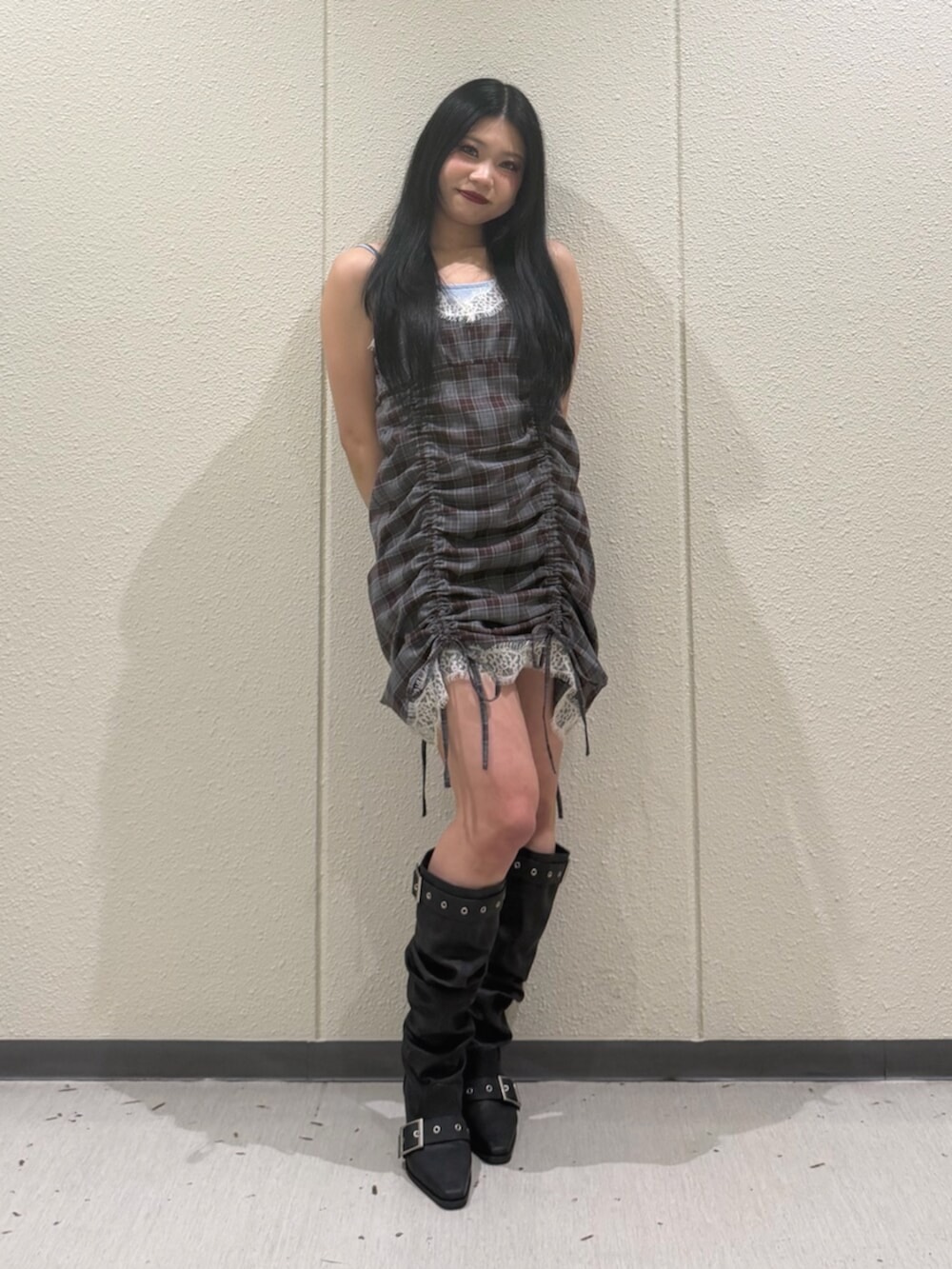 ブラック系のブーツ、ホワイト系のカーディガン/ボレロ、ブラウン系のワンピースを着用したレディースの春コーディネートの5枚目の写真