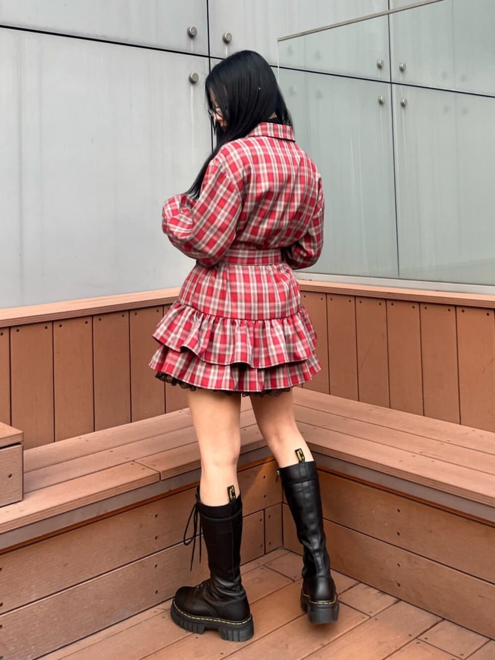 ブラック系のその他パンツ、レッド系のワンピース、ブラック系のTシャツ/カットソーを着用したレディースの冬コーディネートの3枚目の写真